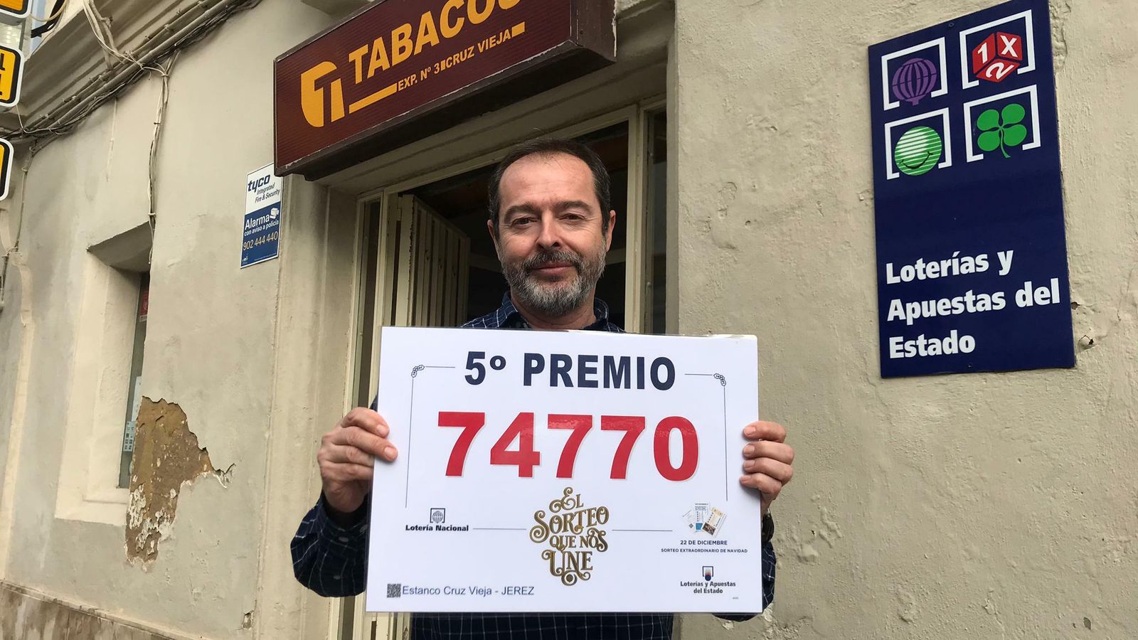 El lotero de Ramón de Cala, Pedro Salamanca, con su premio.