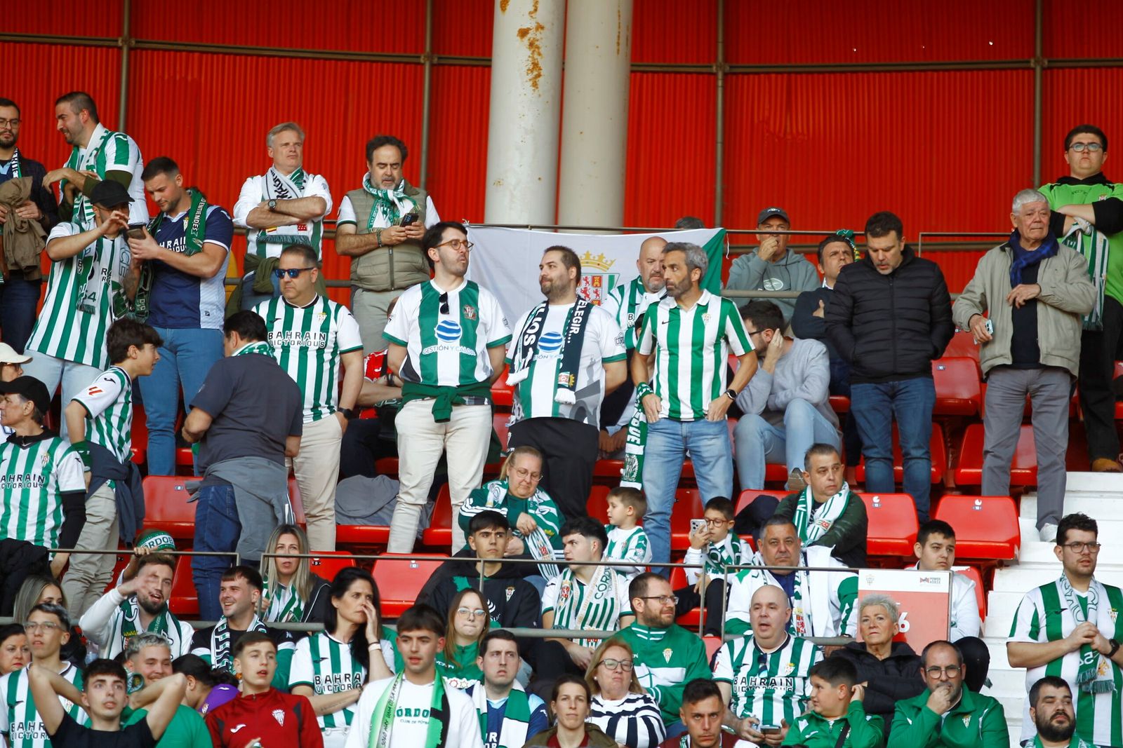El Córdoba CF nunca camina solo: las fotos de la afición blanquiverde en Almería