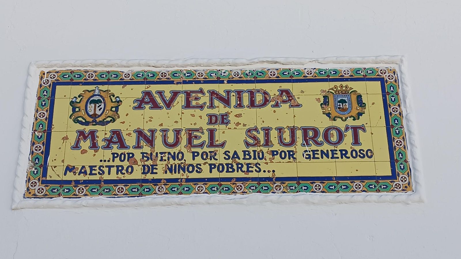 Azulejo que da nombre a la avenida Manuel Siurot en el santuario de la Cinta.