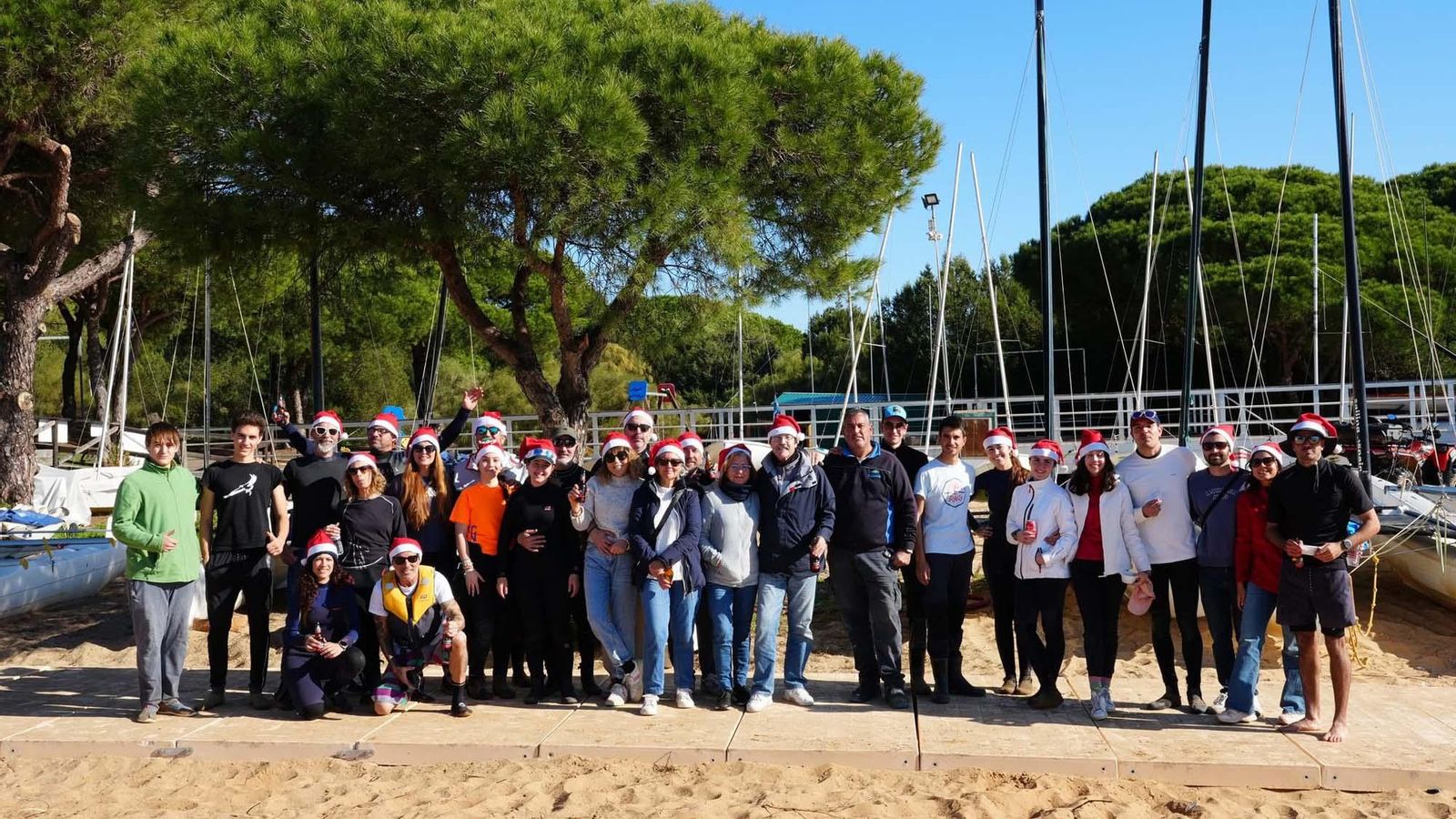 Foto de familia de todos los participantes en tan singular regata navideña