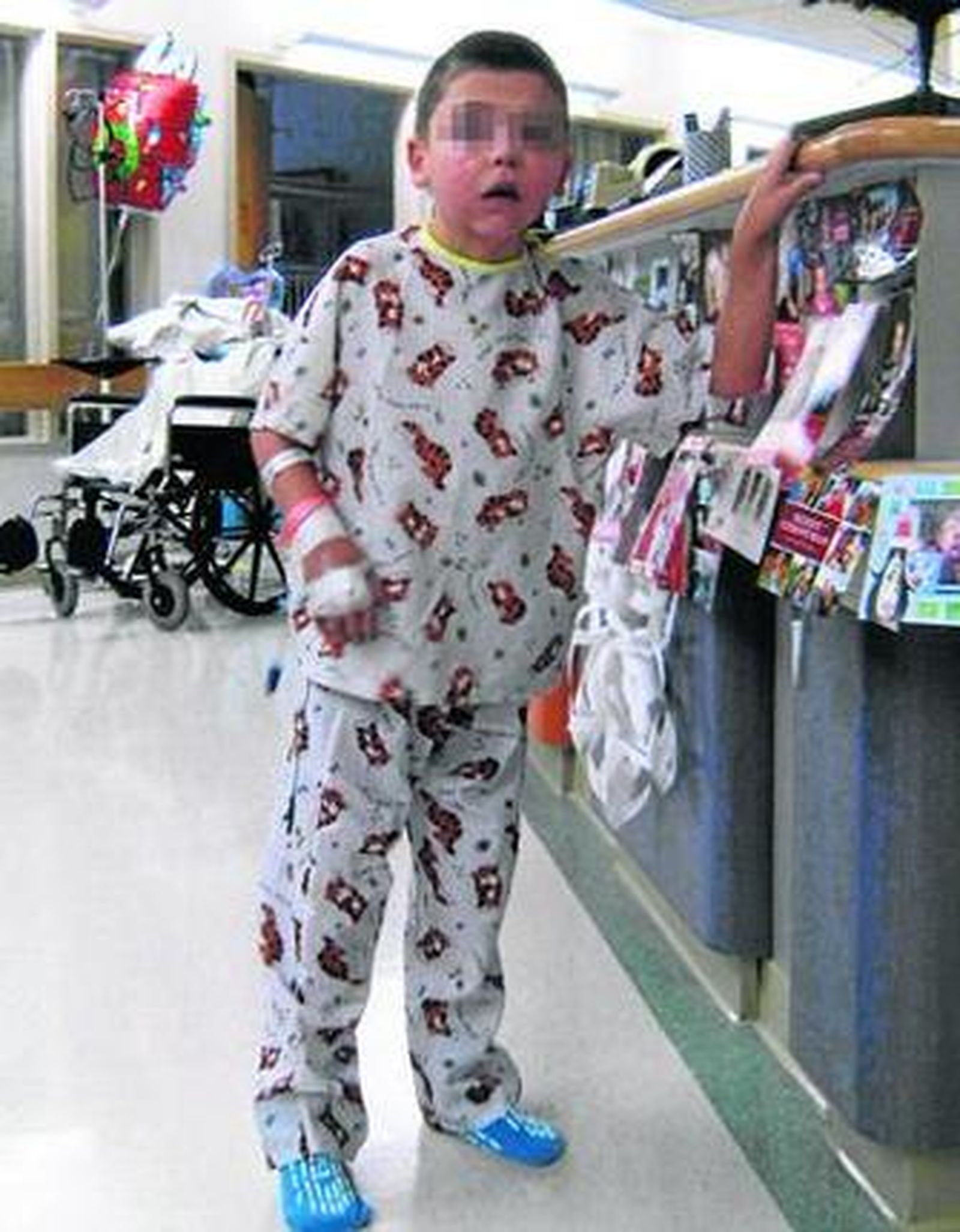 El pequeño Marcos se apoya en un mostrador del hospital de Boston, días antes de darle el alta médica.