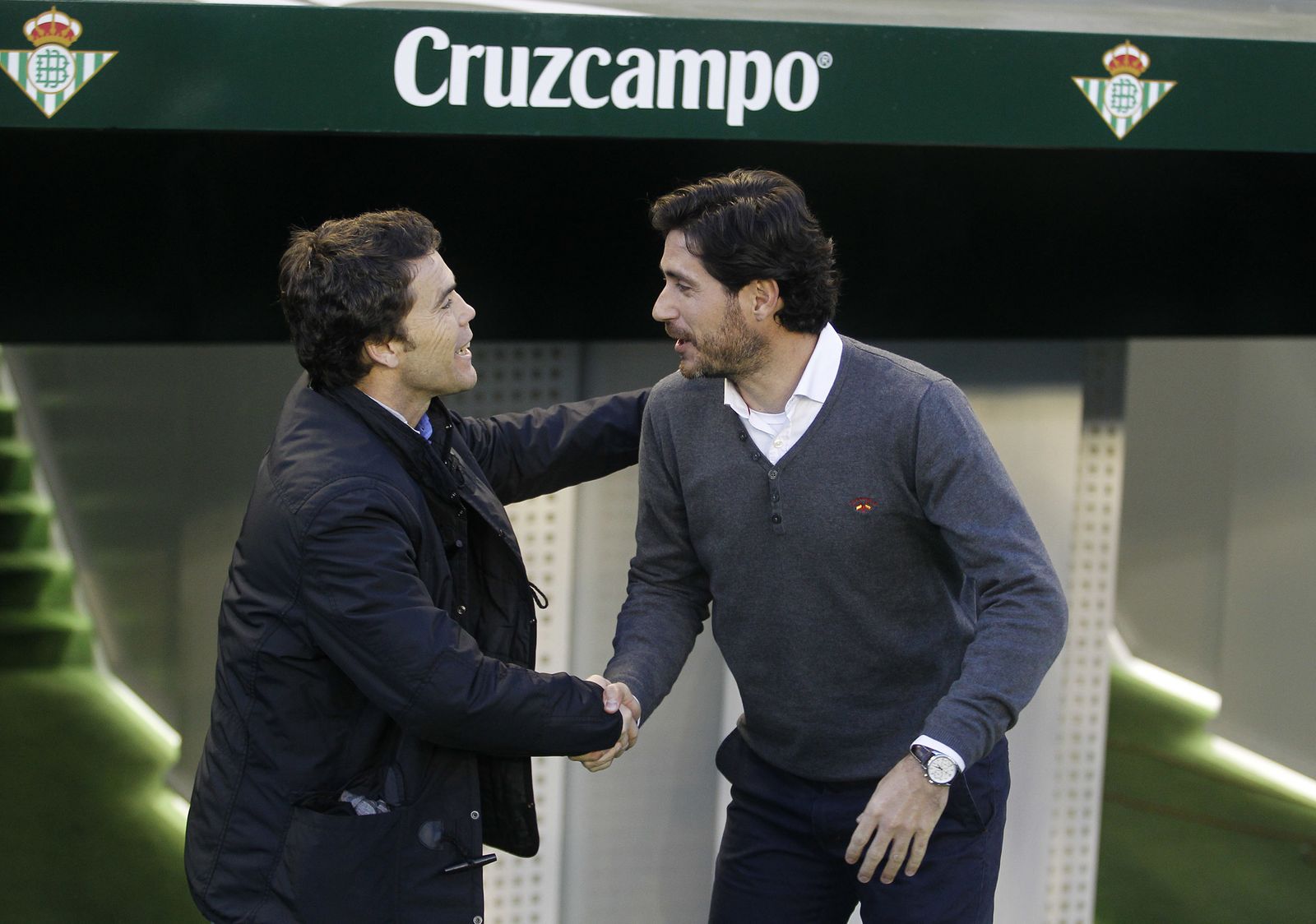 Víctor y Rubi se saludan antes del inicio del encuentro disputado en el estadio Benito Villamarín.