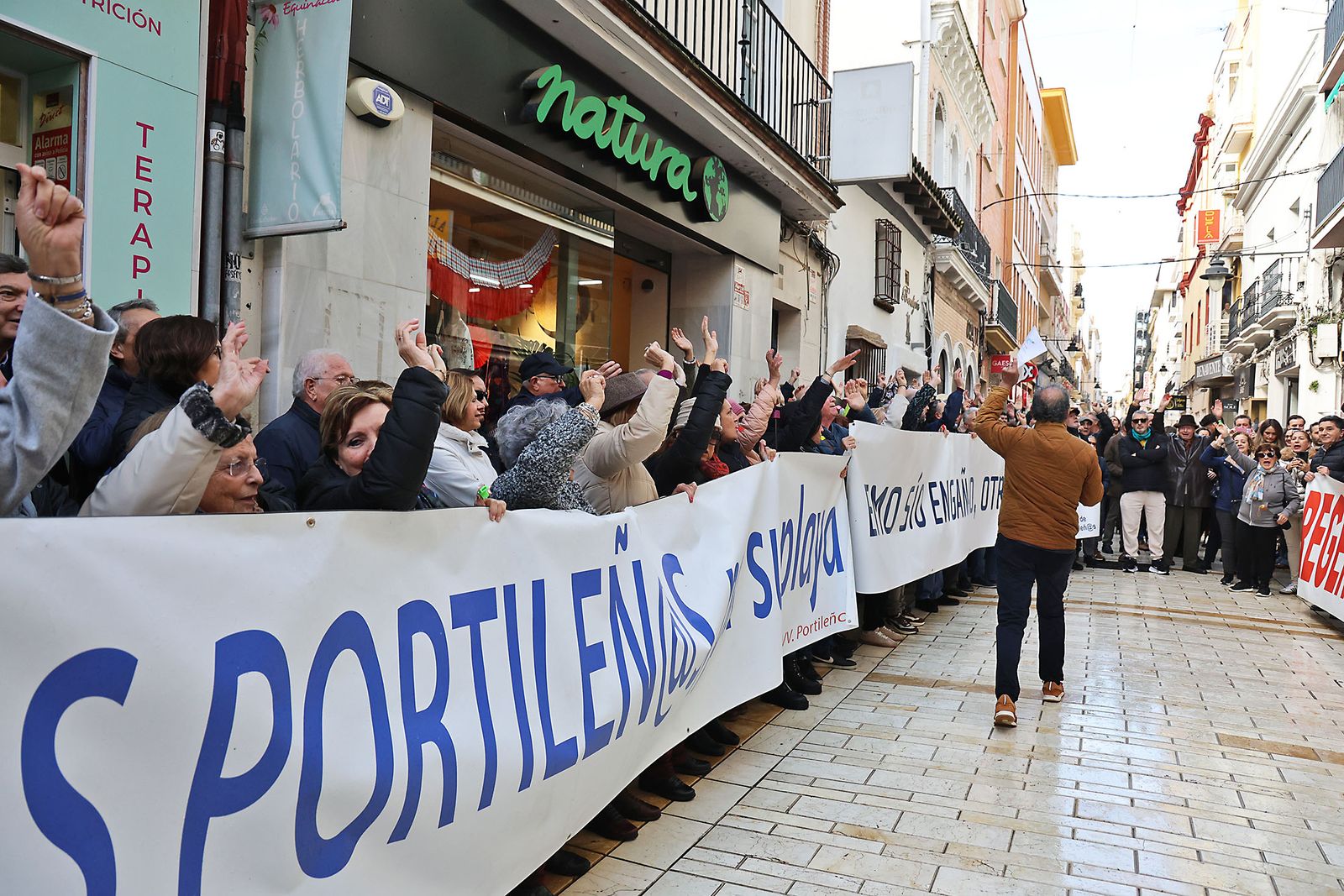 Fotografías de la manifestación en Huelva para exigir la regeneración de las playas