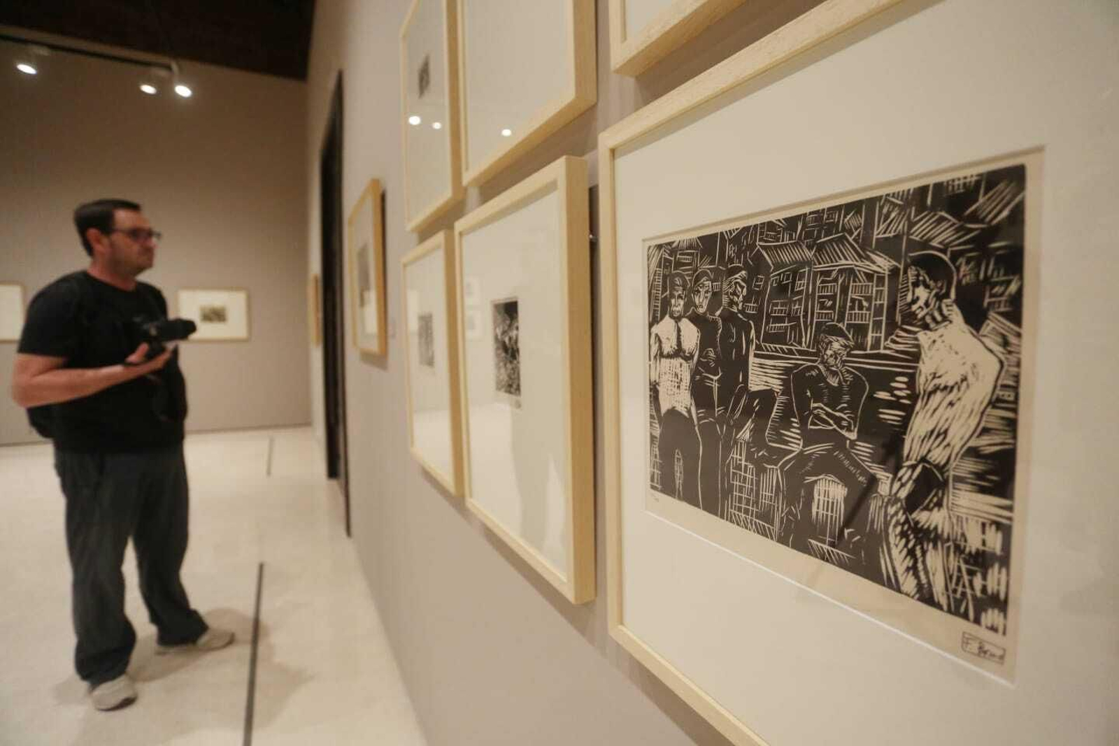 Un grabado de Bores, en primer término, dentro de la nueva muestra del Museo Carmen Thyssen.