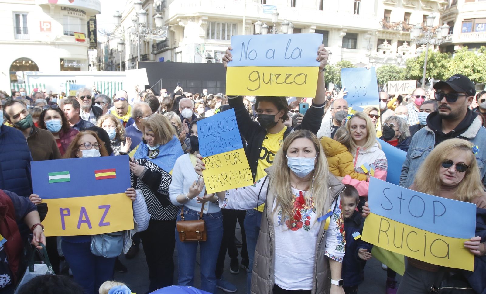 La concentración contra la guerra en Ucrania en Córdoba, en imágenes