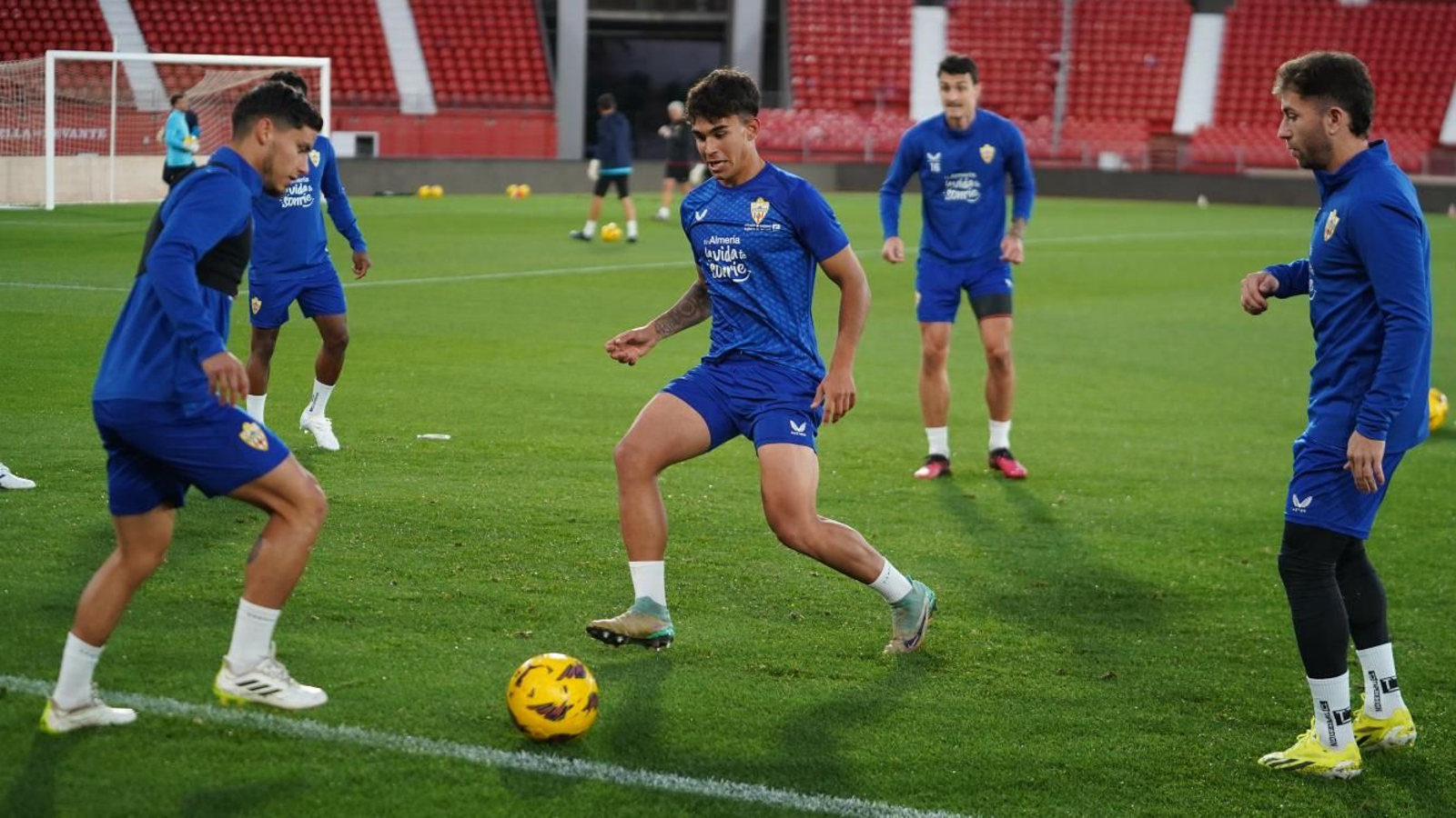 El canterano almeriense participa en una de las sesiones con el primer equipo.