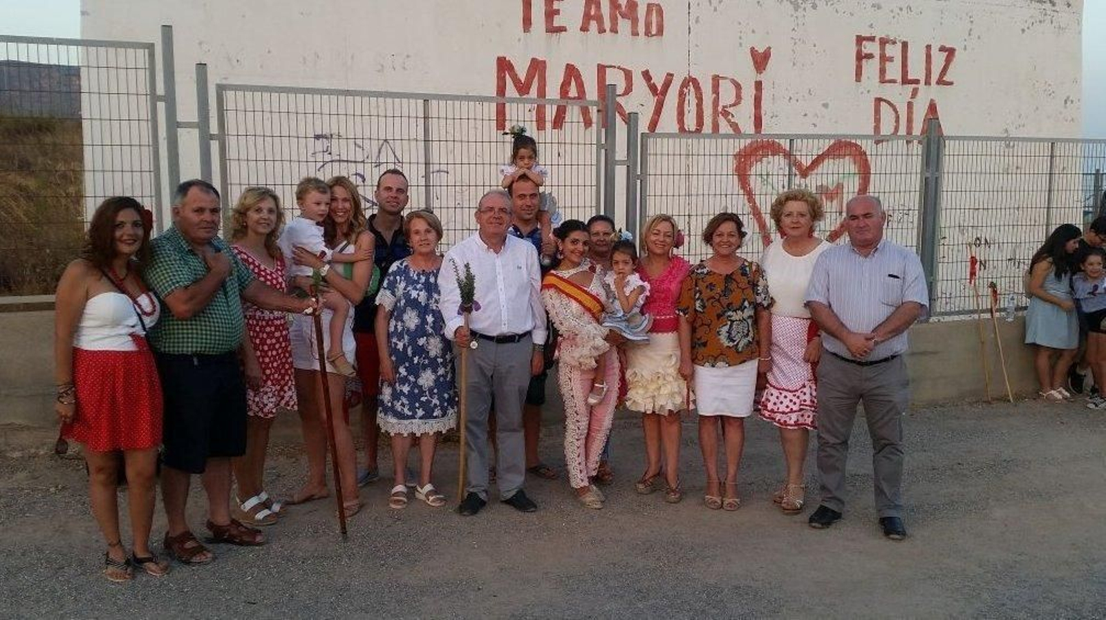 Bonilla con algunos de los vecinos que disfrutaron de las fiestas de San Cirilo.