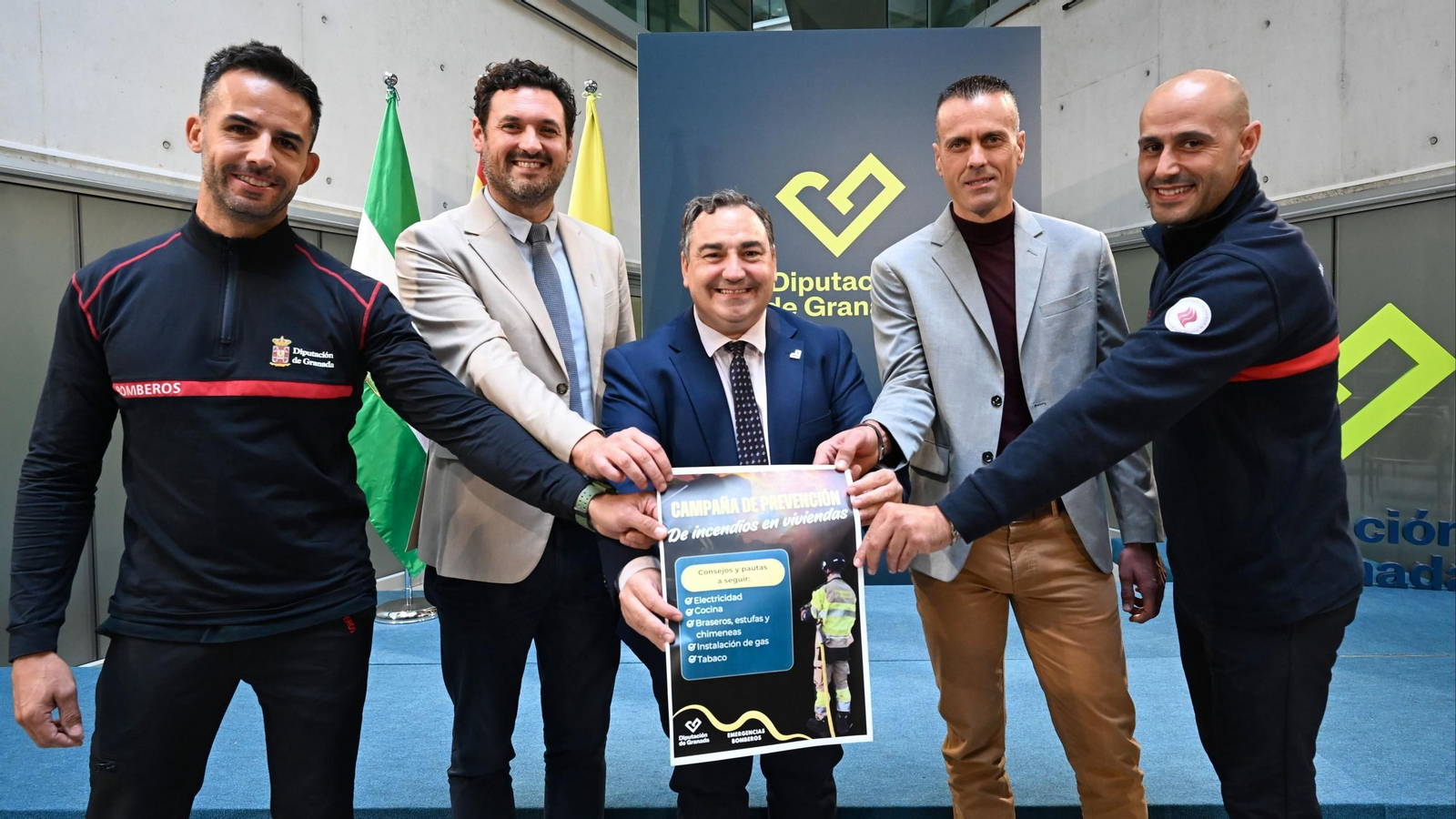 Los diputados Roberto González y Eduardo Martos presentan la iniciativa junto a Bomberos de la Diputación de Granada