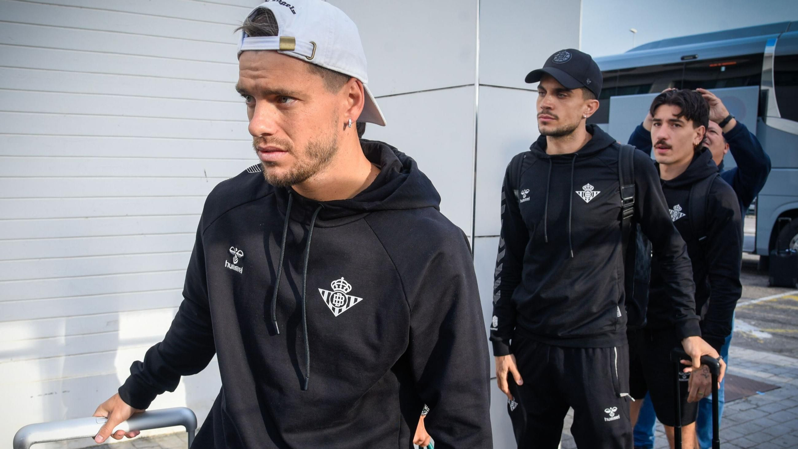 Lo Celso, Marc Bartra y Bellerín, a su llegada al aeropuerto de San Pablo con la expedición bética