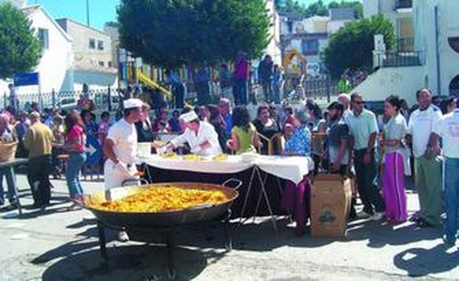 Paella gigante para 1.700 personas.