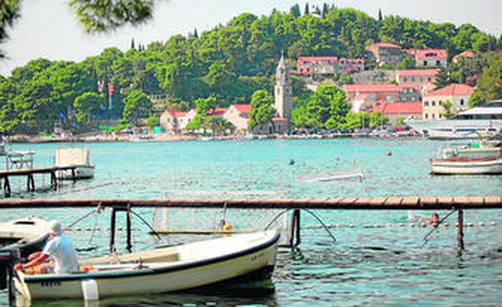 Vista general de Cavtat, desde el puerto, en el que no falta una zona de waterpolo, algo muy común en Croacia.