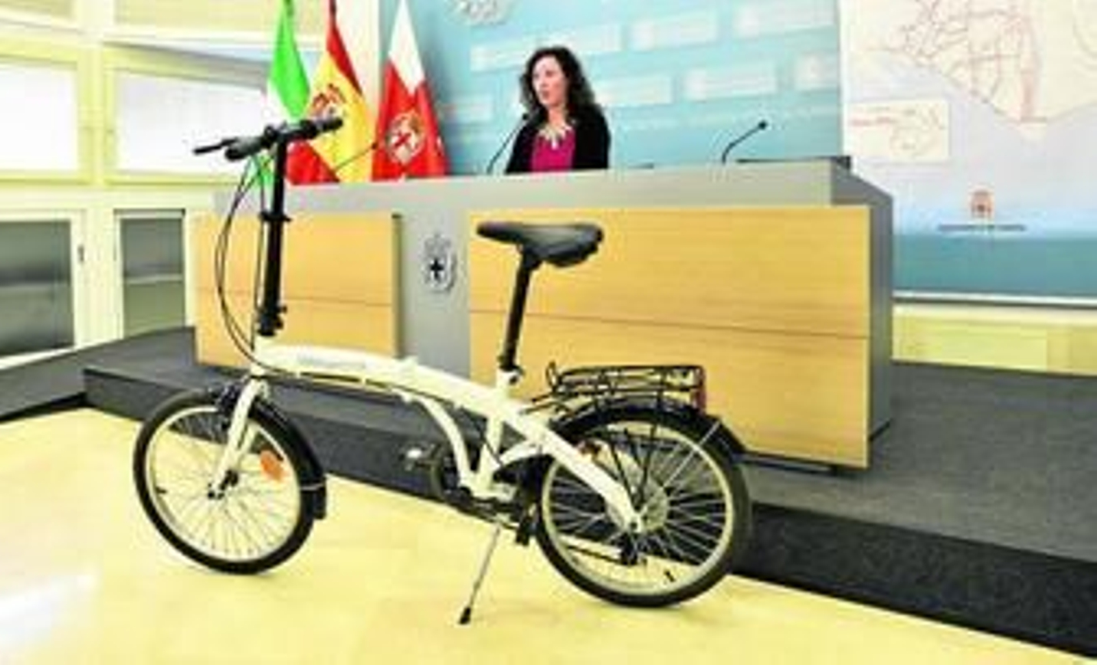 María Vázquez, portavoz del equipo de gobierno del PP y responsable del área de Seguridad y Movilidad, adornó con una bicicleta su comparecencia.