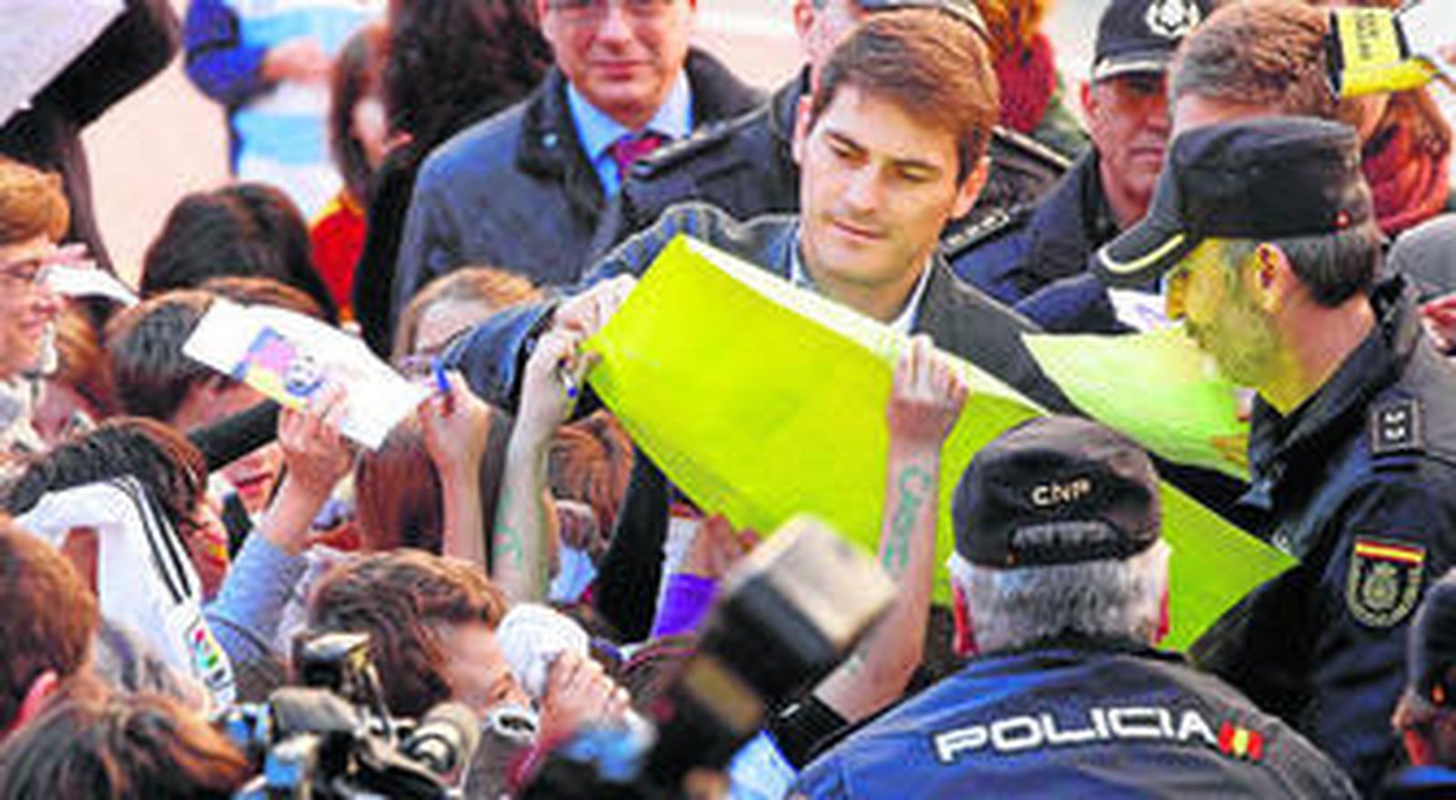 El portero del Real Madrid Íker Casillas firma autógrafos en un colegio madrileño ayer en la presentación de la campaña contra el acoso escolar.