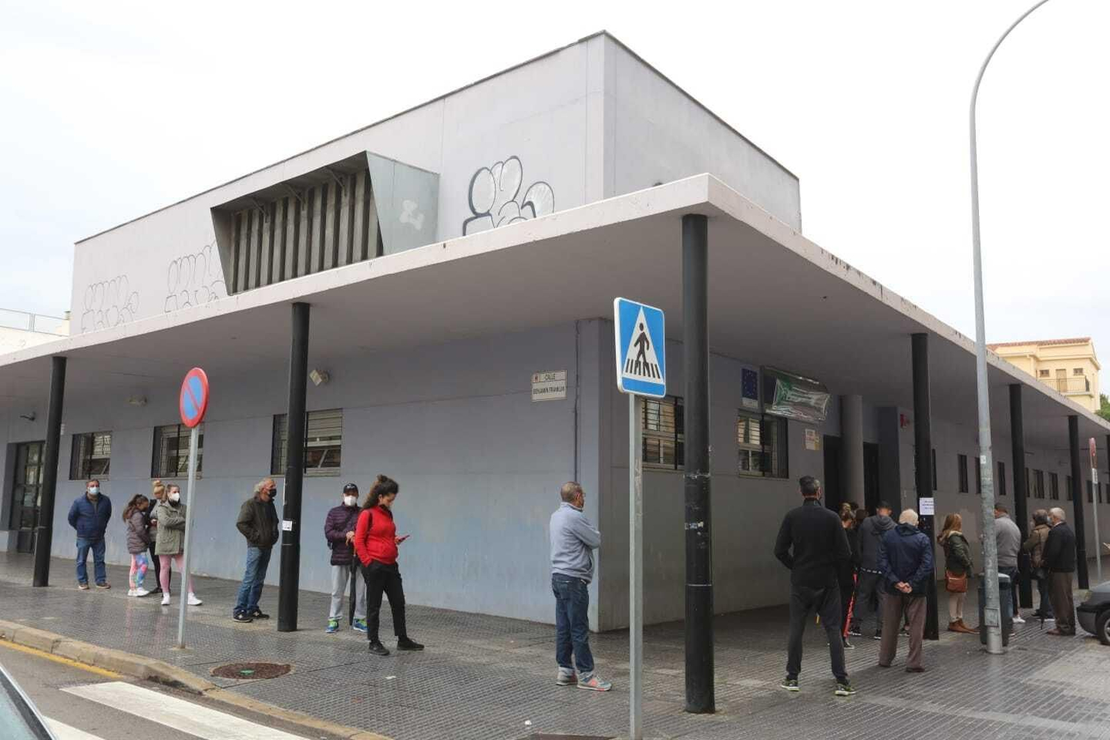 LUsuarios ante el centro de salud de Tiro de Pichón.