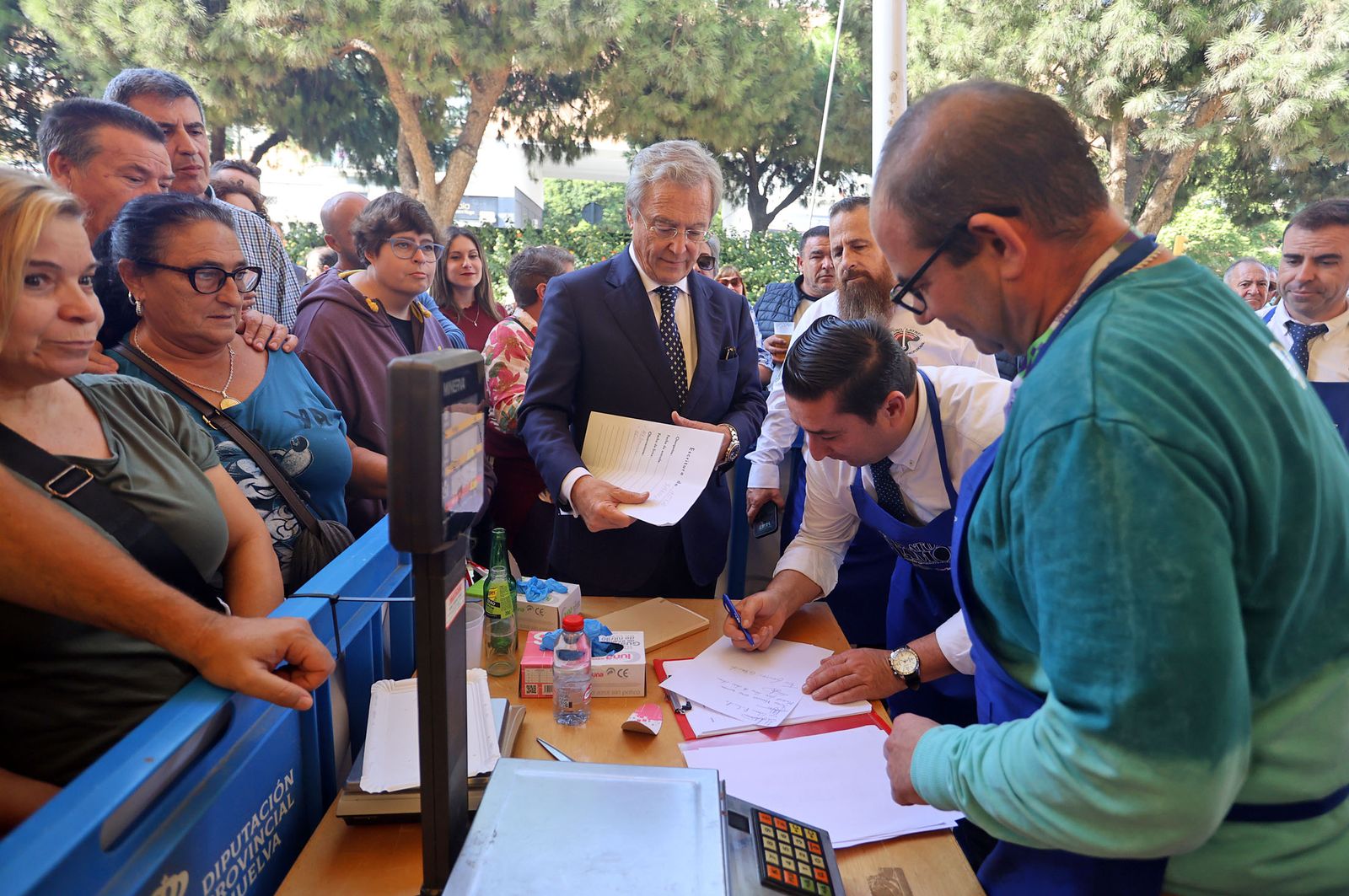 Huelva consigue el récord Guinness con el plato de jamón más grande del mundo, en imágenes