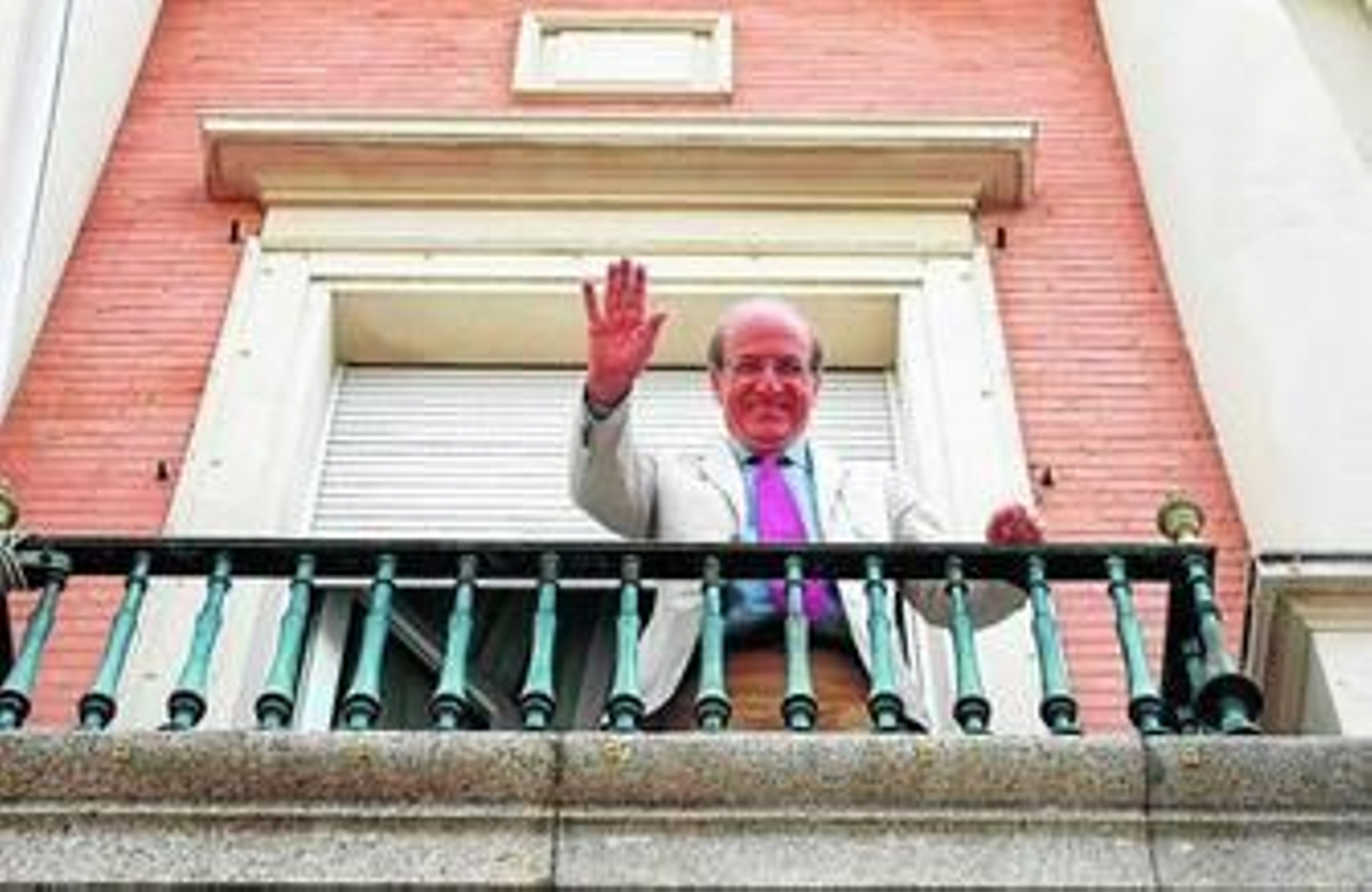 Pedro Rodríguez saluda desde uno de los balcones del Ayuntamiento de Huelva, ayer.