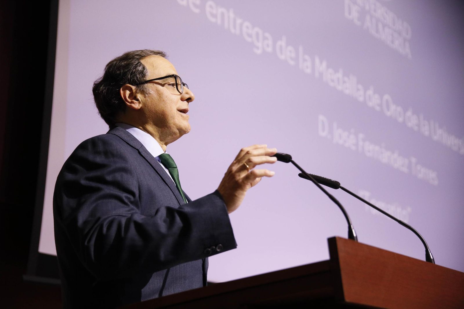 Las imágenes del acto de entrega de la Medalla de Oro a José Fernández Torres Tomatito, en la Universidad de Almería