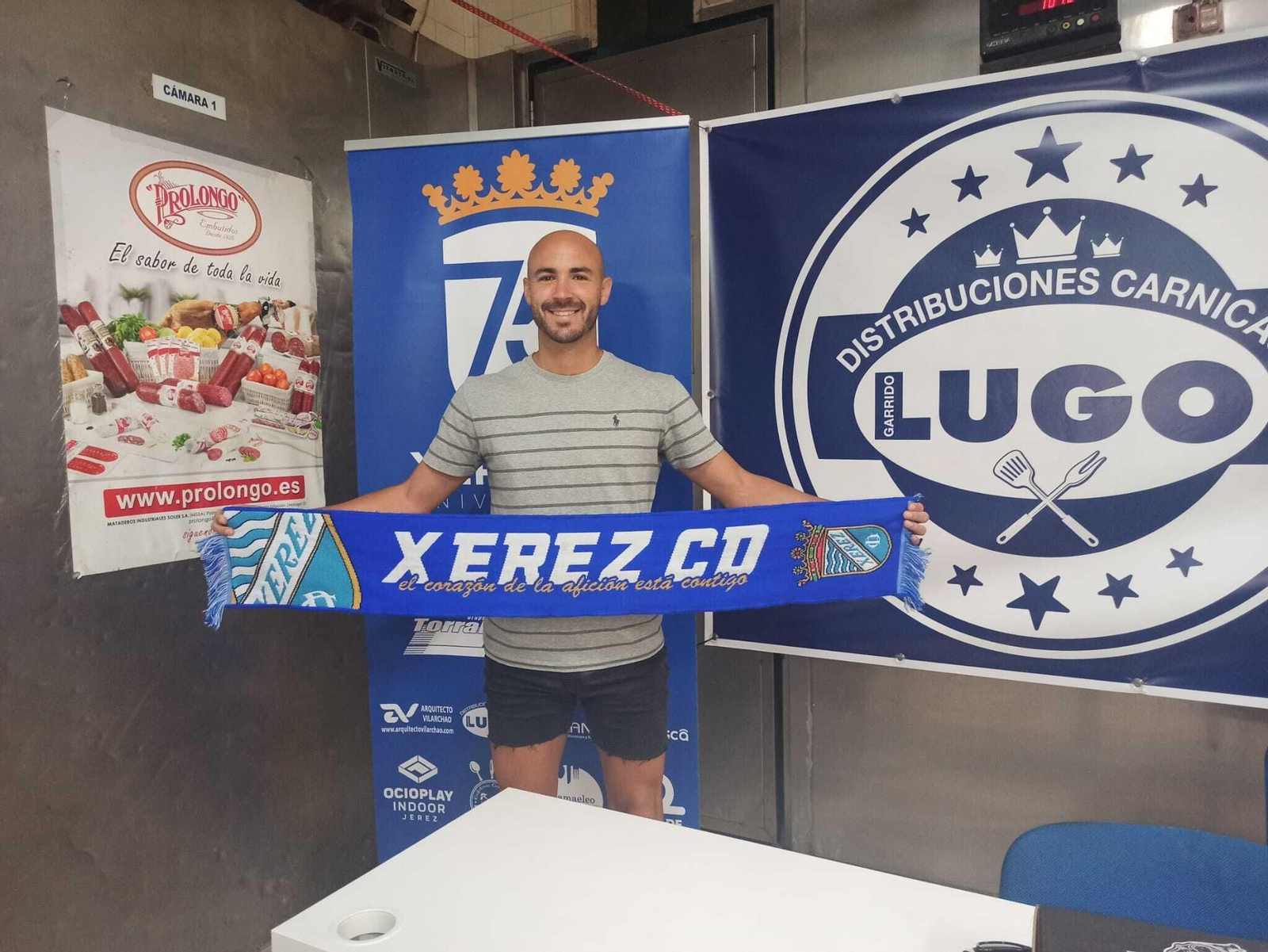 Lobo posa con la bufanda del Xerez CD tras su presentación en Cárnicas Lugo. Lobo posa con la bufanda del Xerez CD tras su presentación en Cárnicas Lugo.