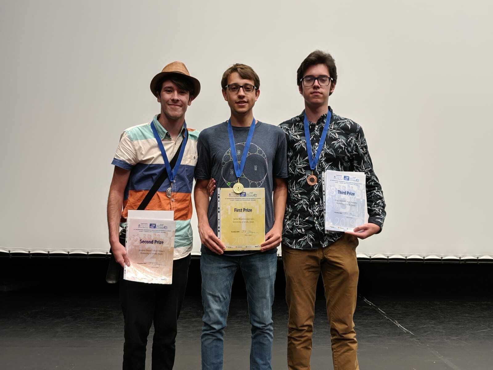 El equipo de estudiantes de la Universidad de Sevilla que han logrado pódium en el campeonato matemático celebrado en Bulgaria