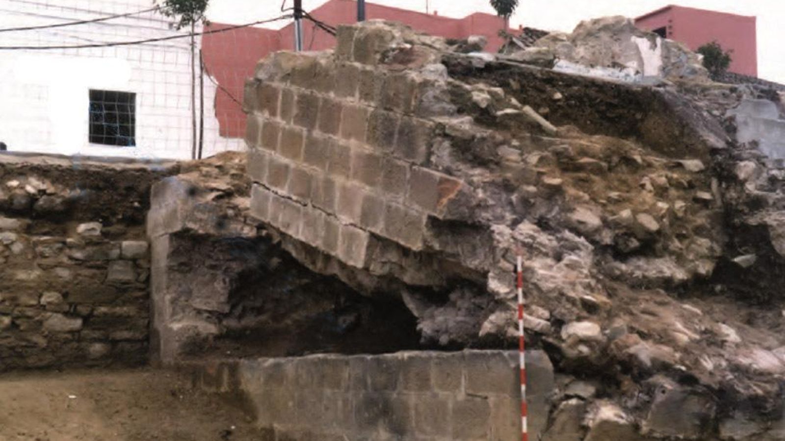 Una de las torres de flanqueo ubicadas en el flanco norte de Algeciras medieval, junto a la puerta del Cementerio. Una de las torres de flanqueo ubicadas en el flanco norte de Algeciras medieval, junto a la puerta del Cementerio.