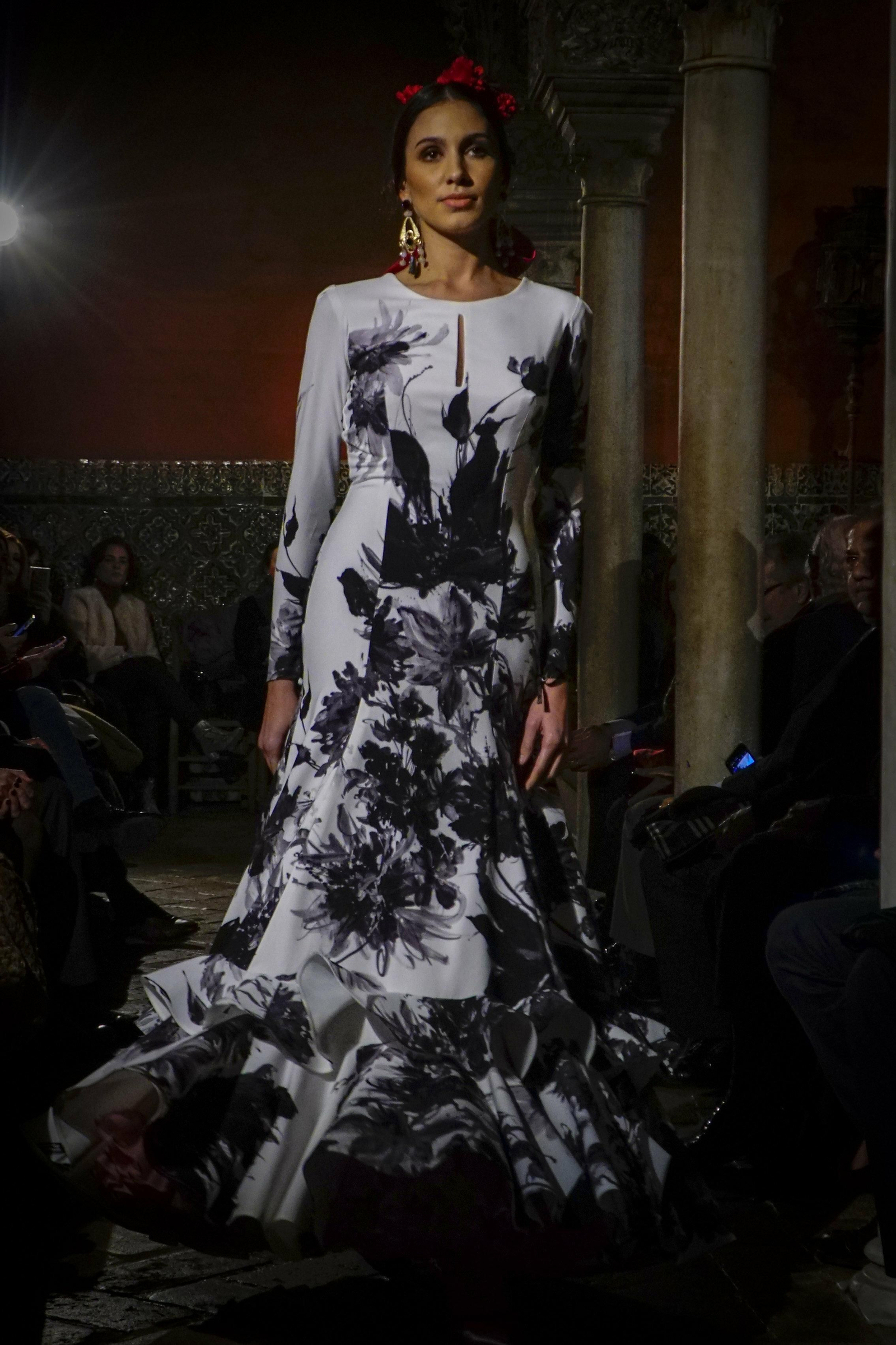 Se abre la temporada de moda flamenca 2020: todas las fotos del desfile de Lina 1960