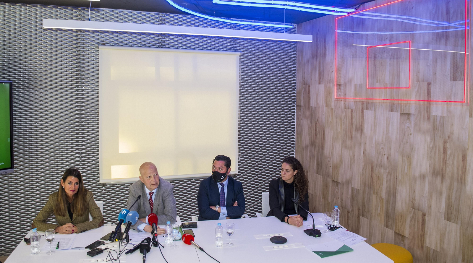 Un momento del acto celebrado por Javier Imbroda y su equipo en la consejería.