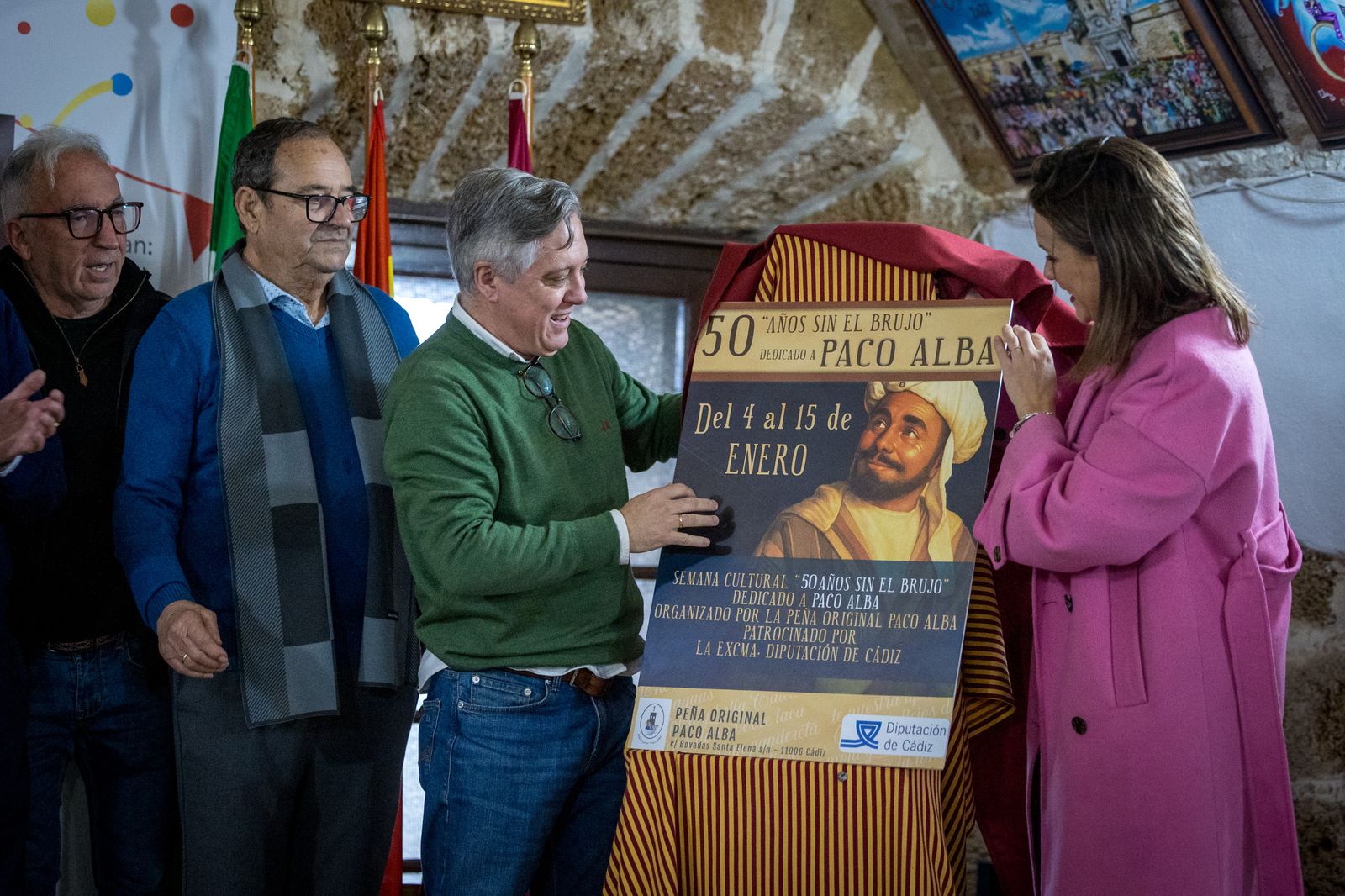 Los ediles Óscar Torres y Beatriz Gandullo descubren el cartel de '50 años sin El Brujo'.