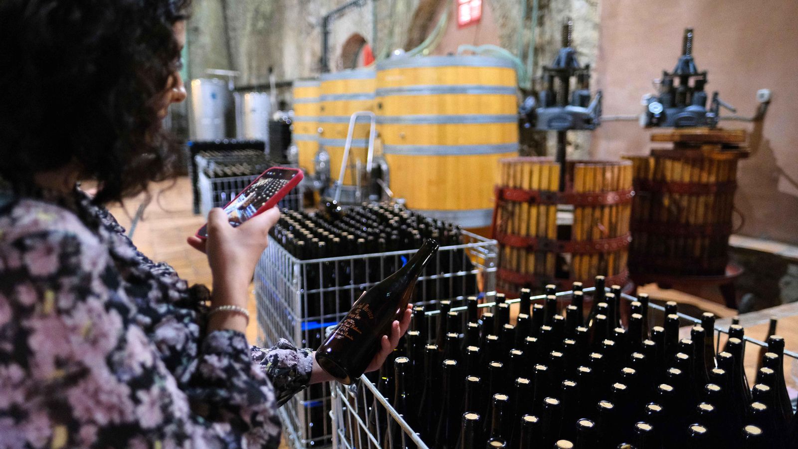 Una visitante de la bodega toma una imagen del primer orange wine