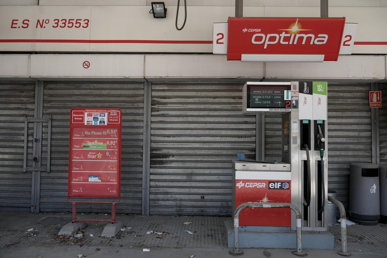 La gasolinera cerrada en la Carretera de la Sierra