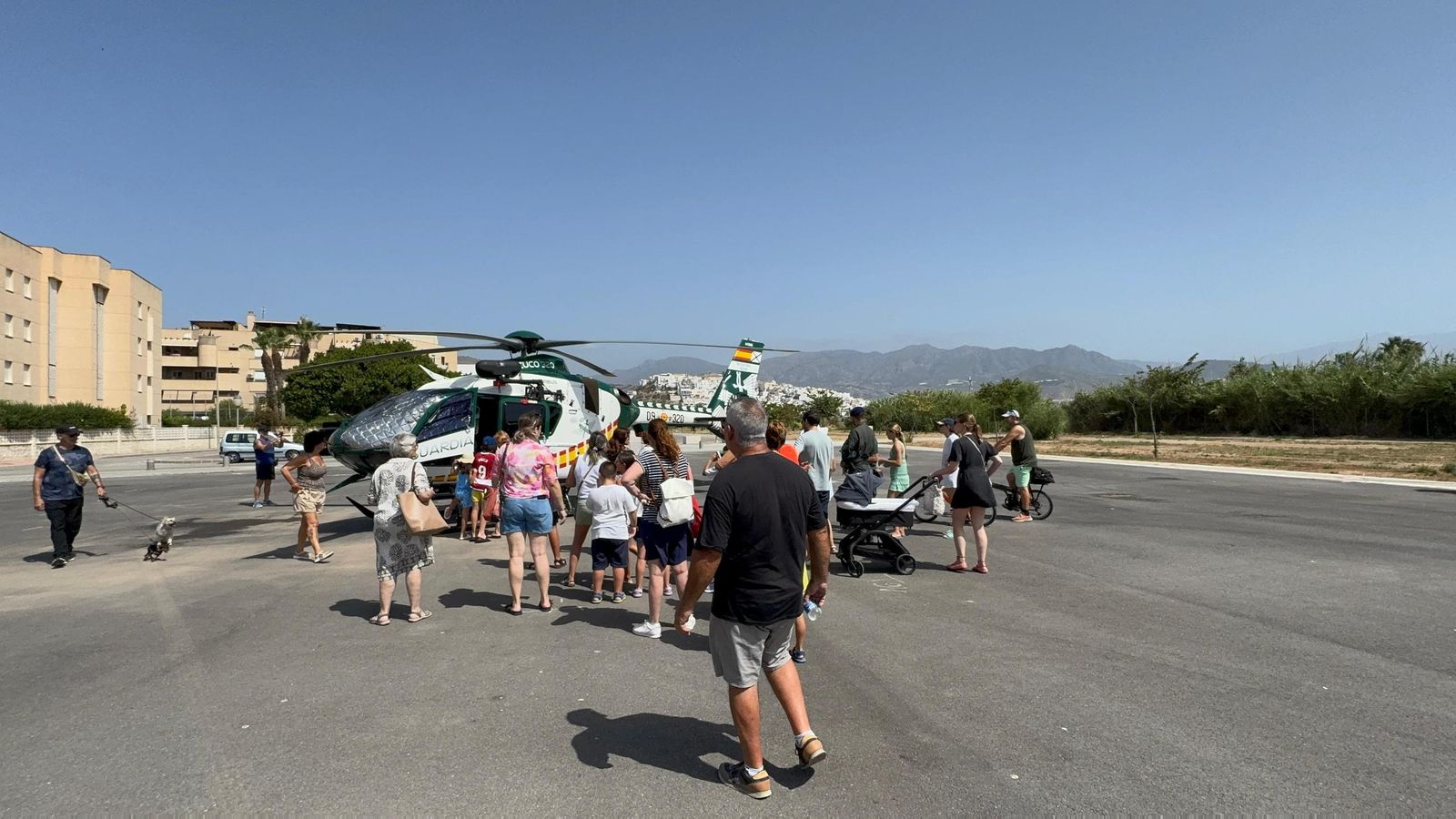 El helicóptero de la Guardia Civil ha llamado la atención de los vecinos