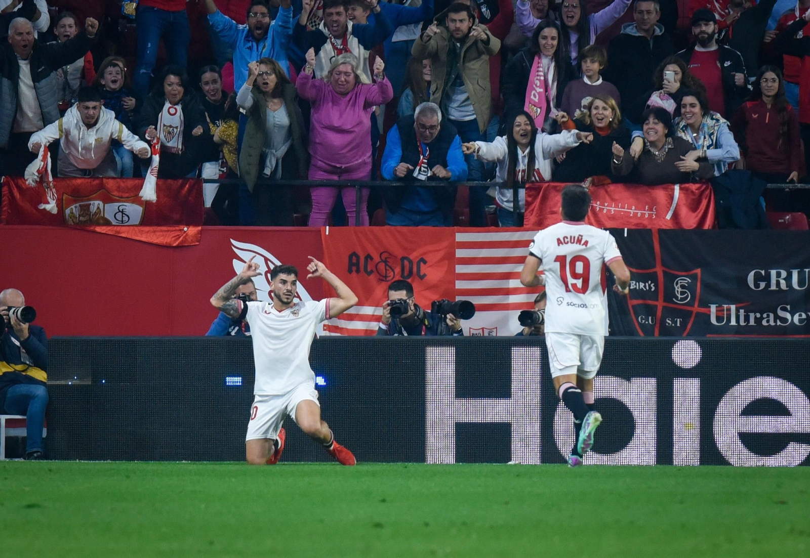 Isaac Romero celebra su gol con Acuña a su encuentro.