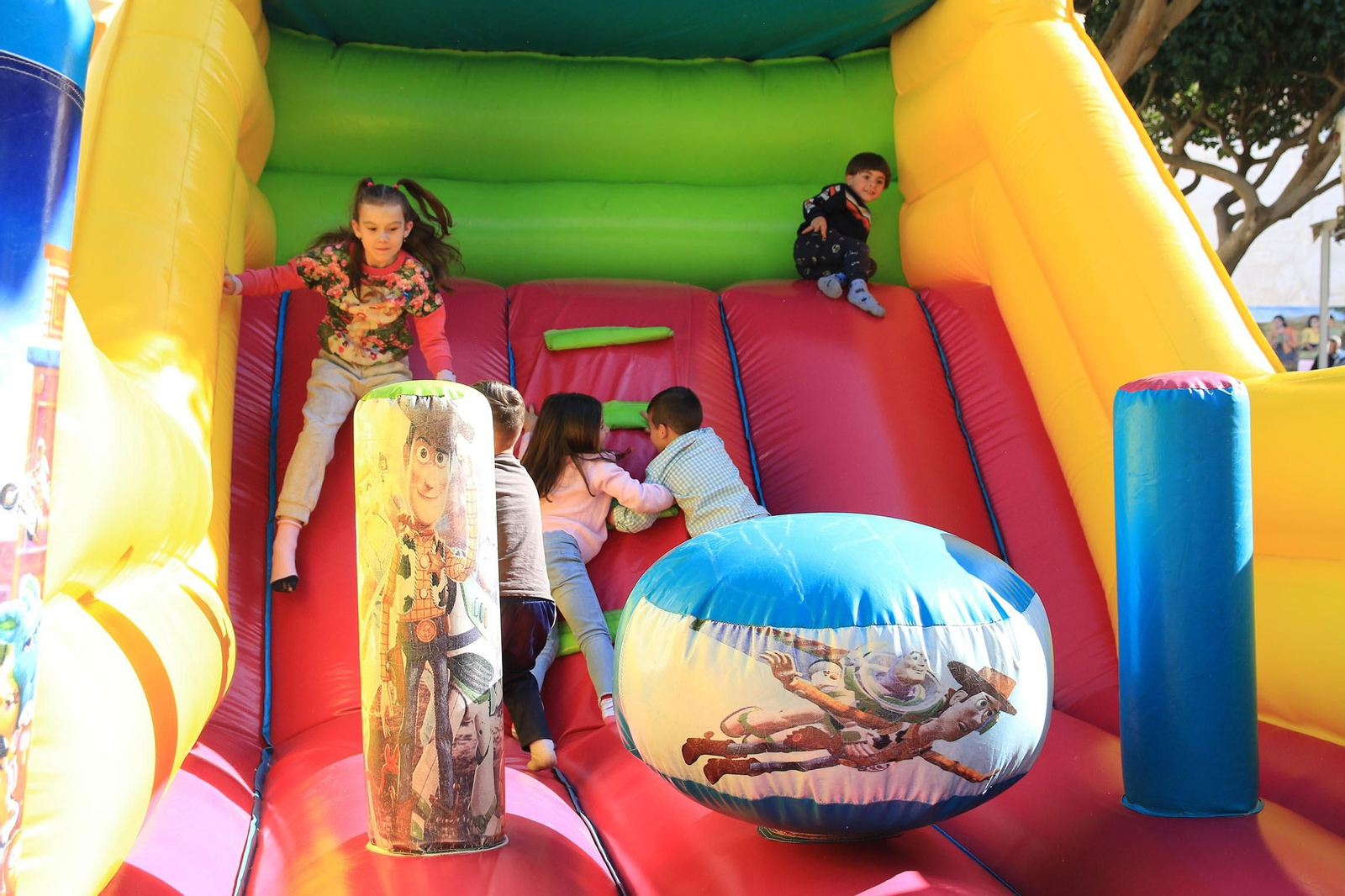 Los niños se divierten en las fiestas de Canjáyar