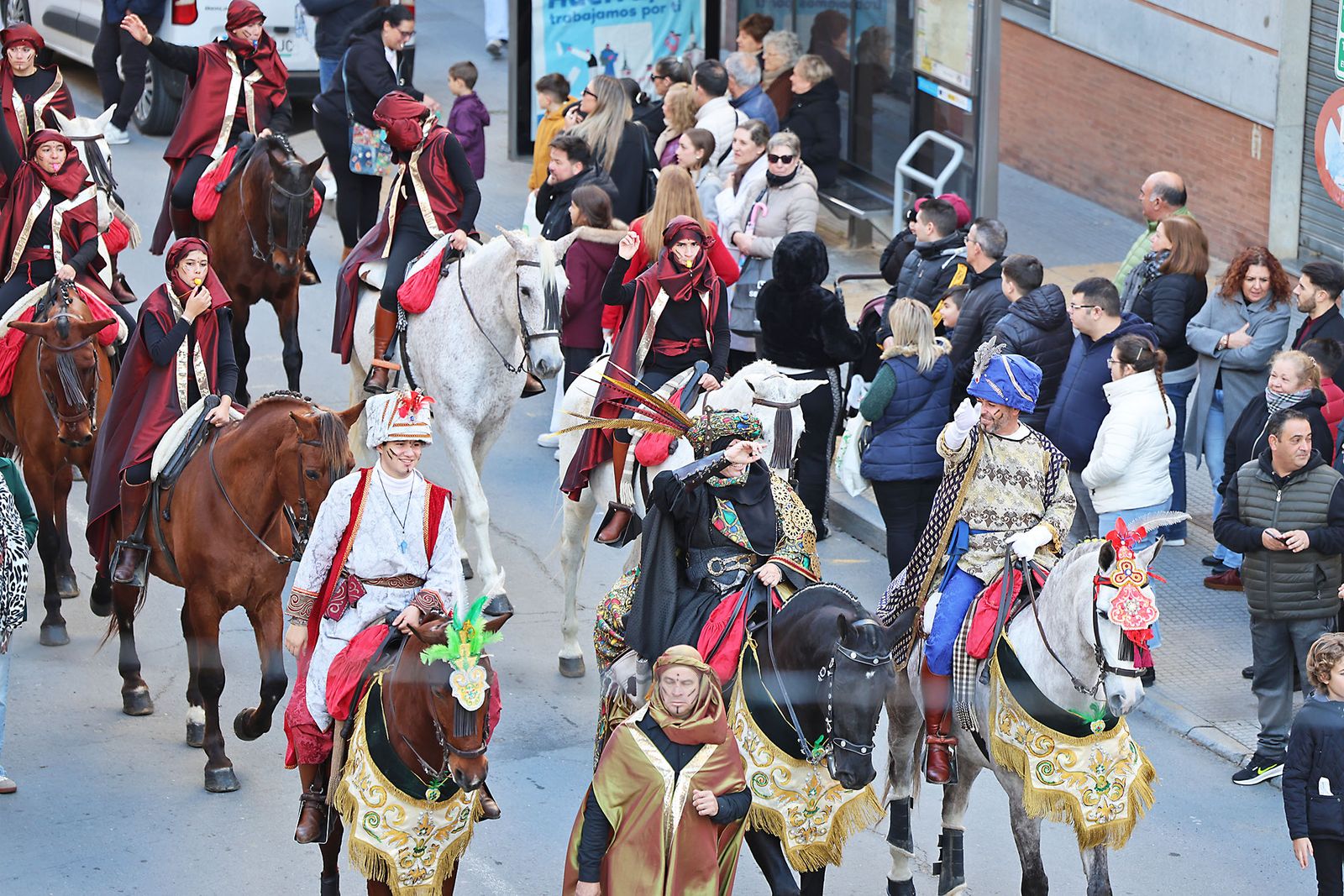Las mejores fotografías de la salida y recorrido de la cabalgata de Reyes Magos 2026