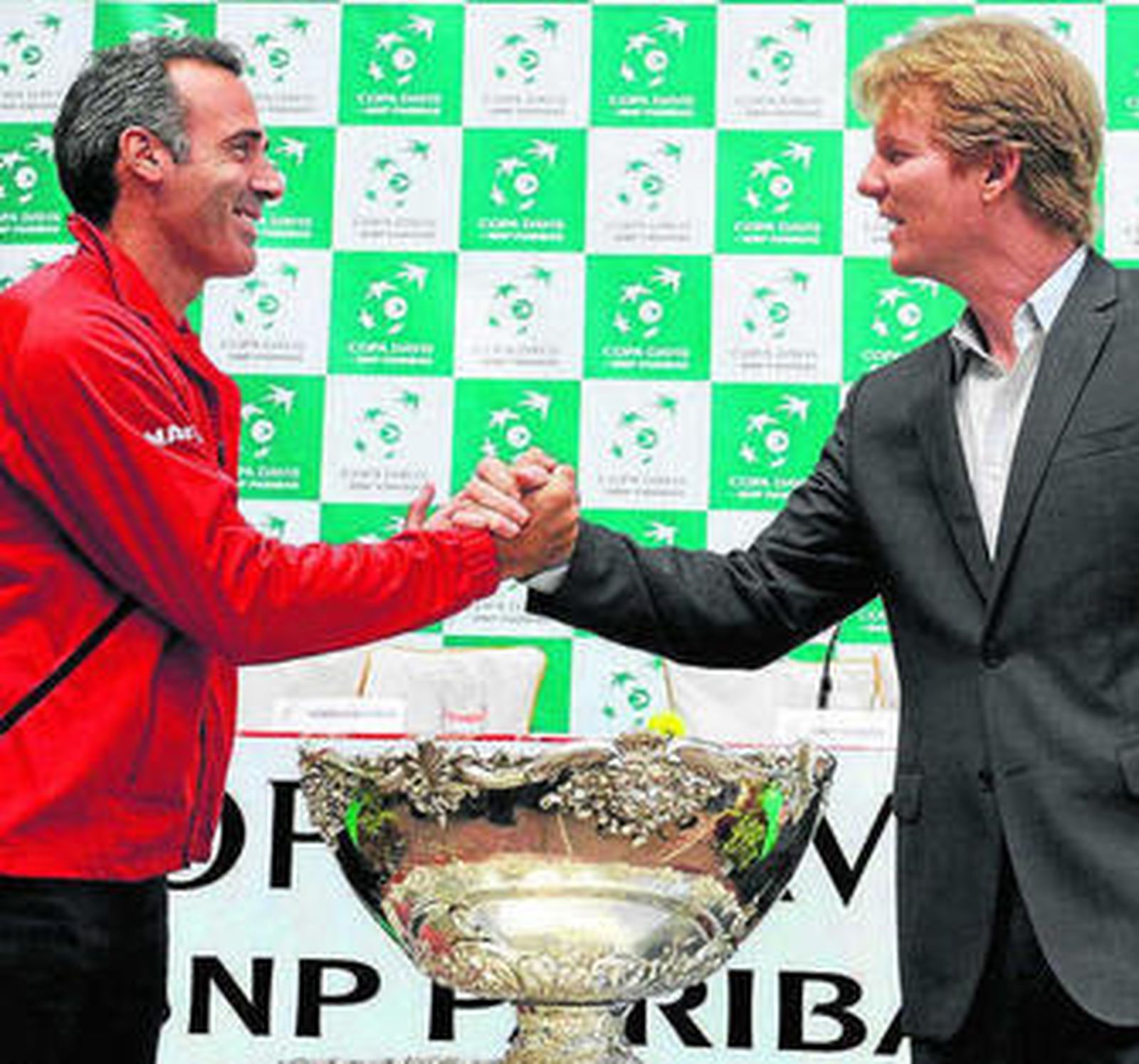 Corretja y Courier se saludan en la eliminatoria disputada en Gijón en 2012.