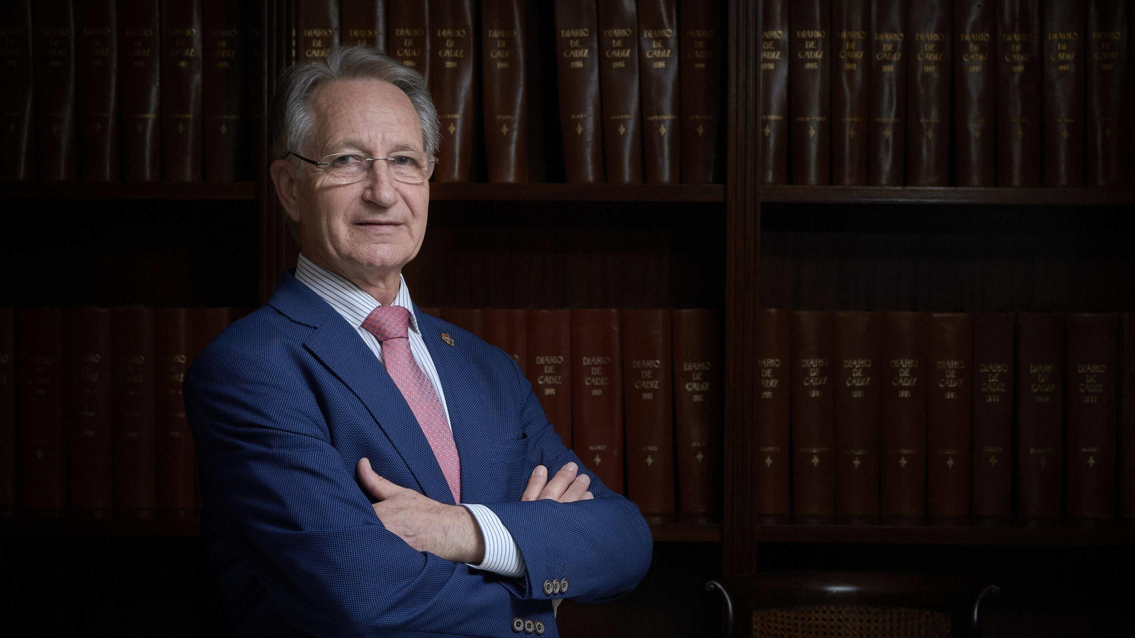 Antonio Sancho posa antes de la entrevista en la hemeroteca de Diario de Cádiz.