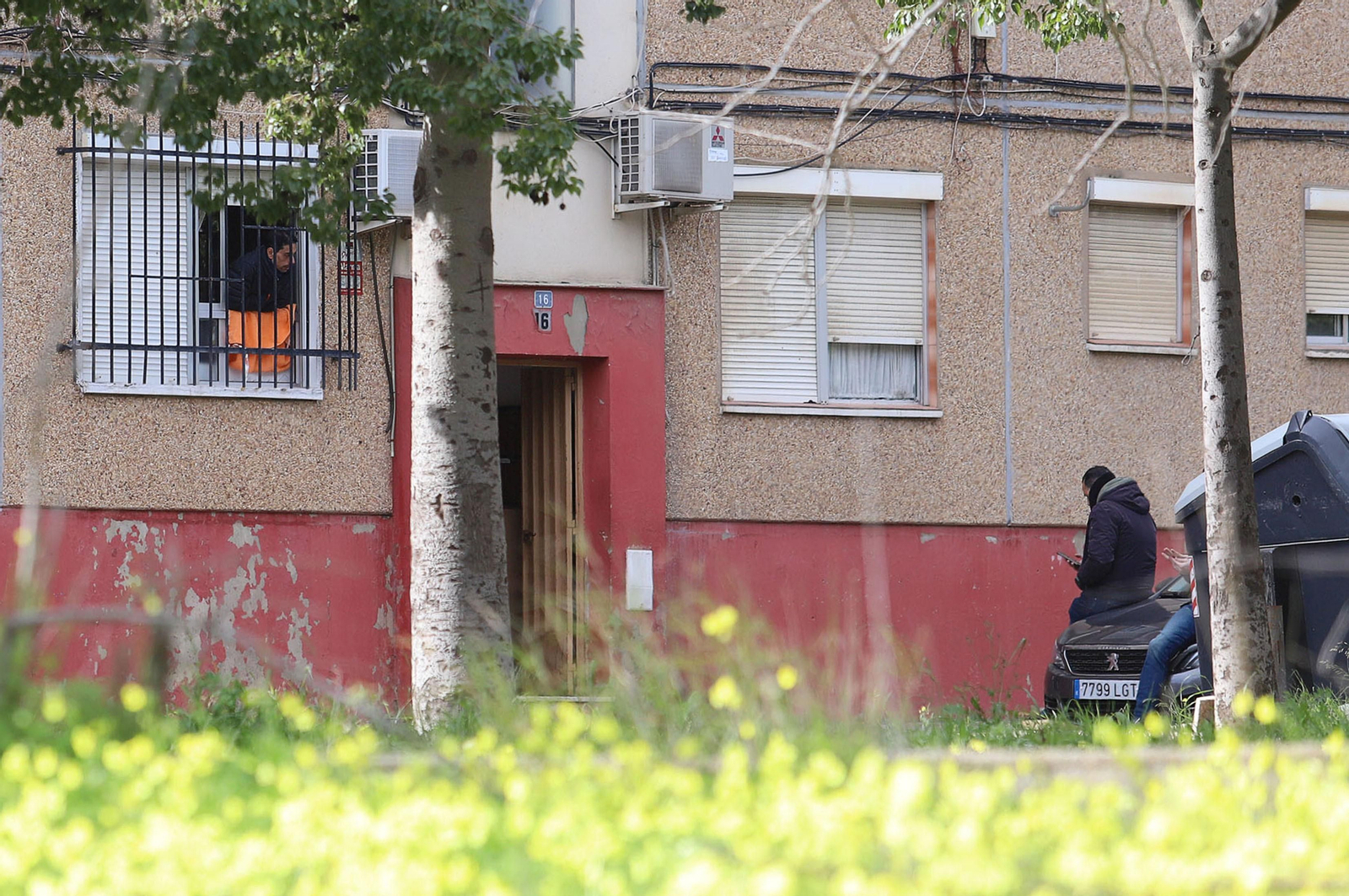 Imágenes del atrincherado que amenazaba con hacer estallar una bombona en el Torrejón, Huelva