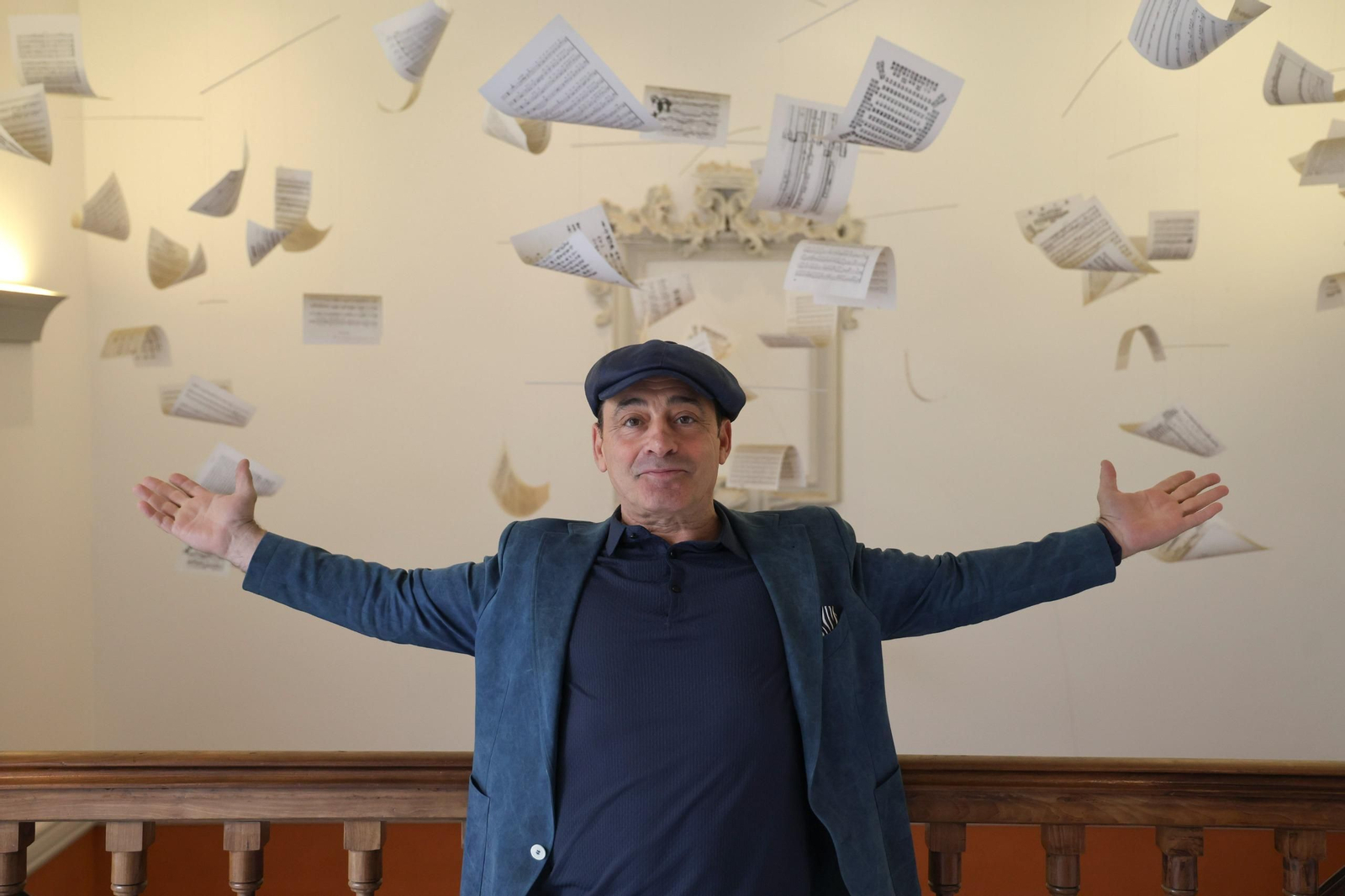 Toni Zenet posa en el Museo Interactivo de la Música de Málaga