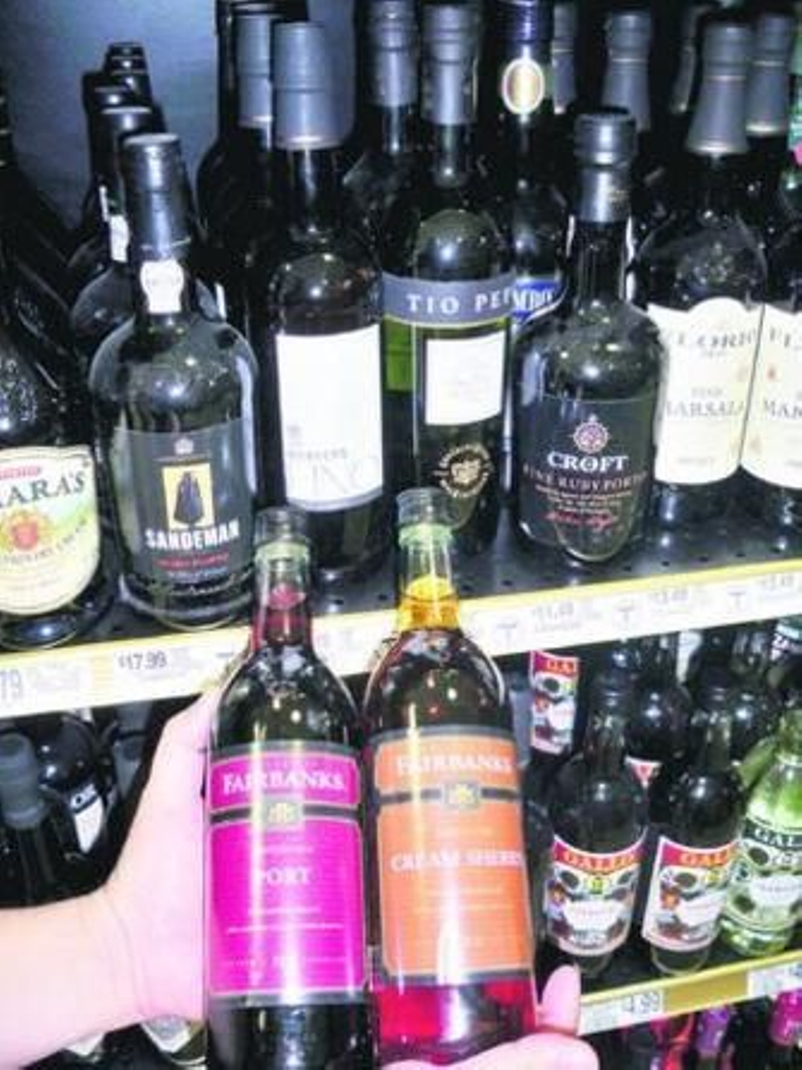 Botellas de oporto y sherry falsos junto a los auténticos jereces en un supermercado de Miami (Florida).