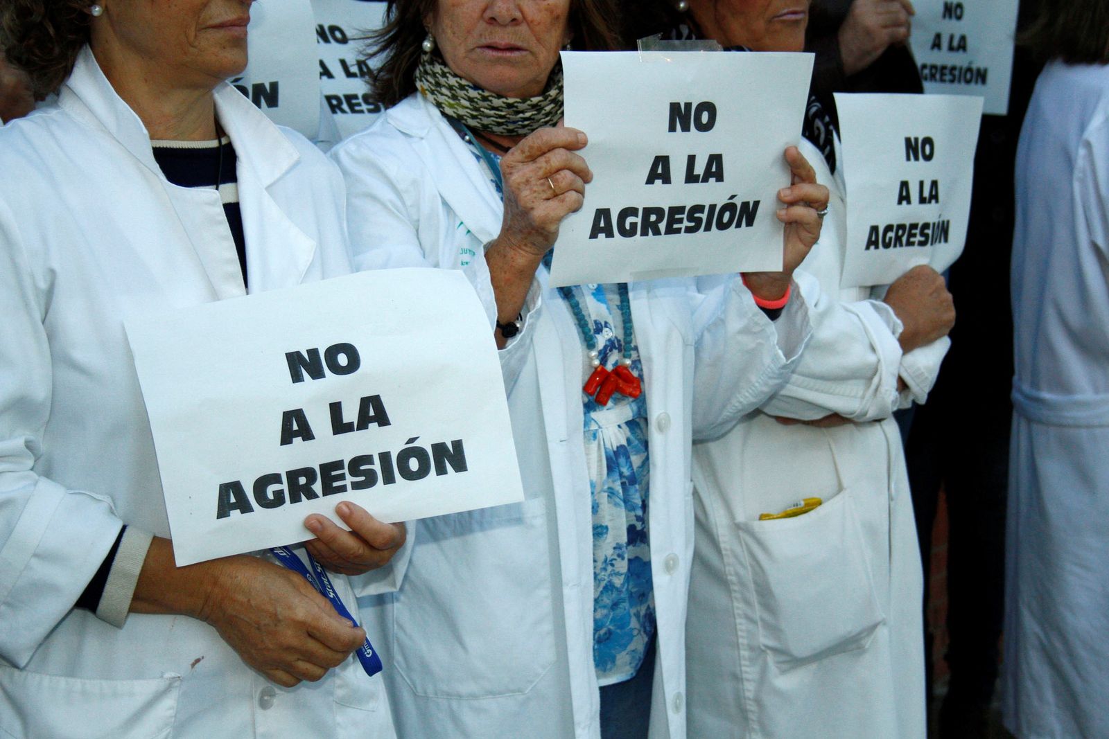 Sanitarias en una protesta contra una agresión reciente en un centro sanitario.