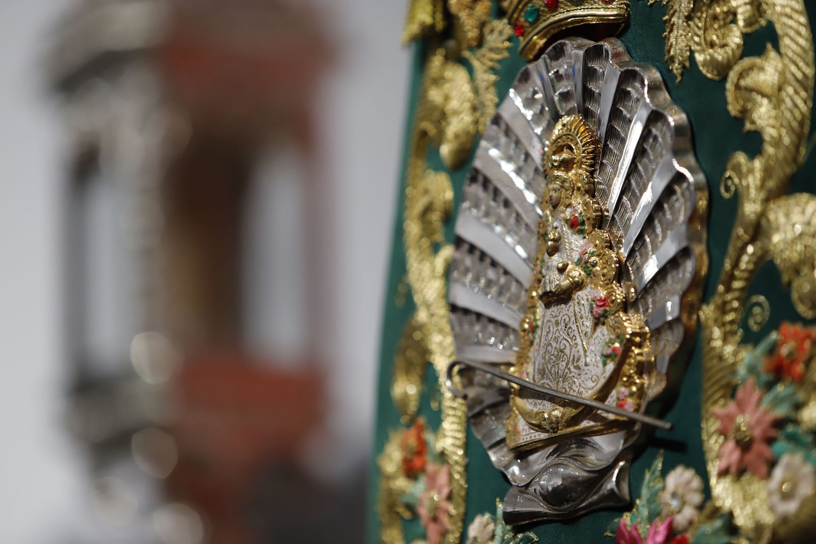 Imágenes de la inauguración de la exposición Regina Roris en la sala de la Fundación Cajasol 'El Comercial'