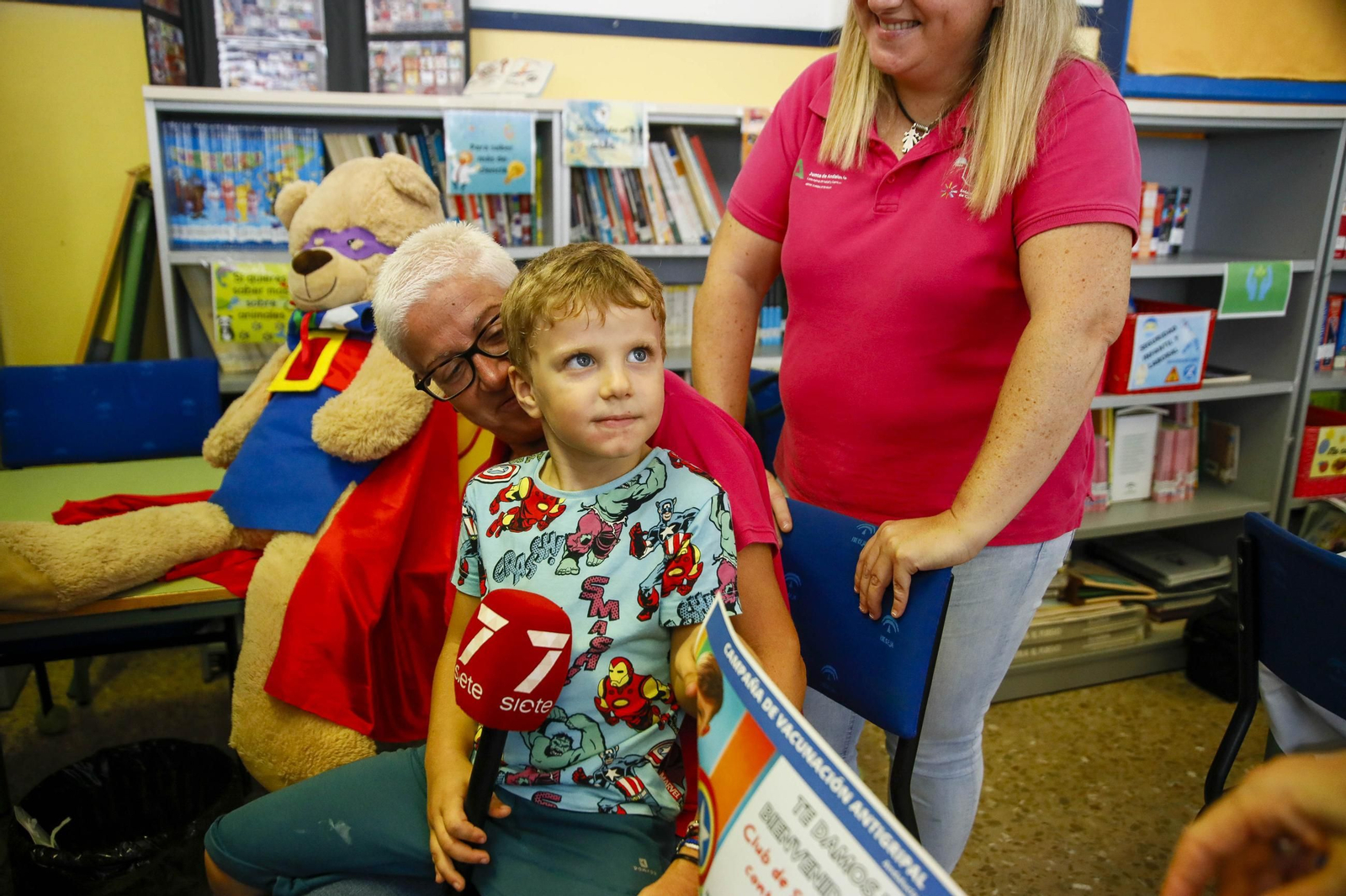 Las imágenes de la campaña de vacunación antigripal a los niños en el CEIP Adela Díaz de Almería