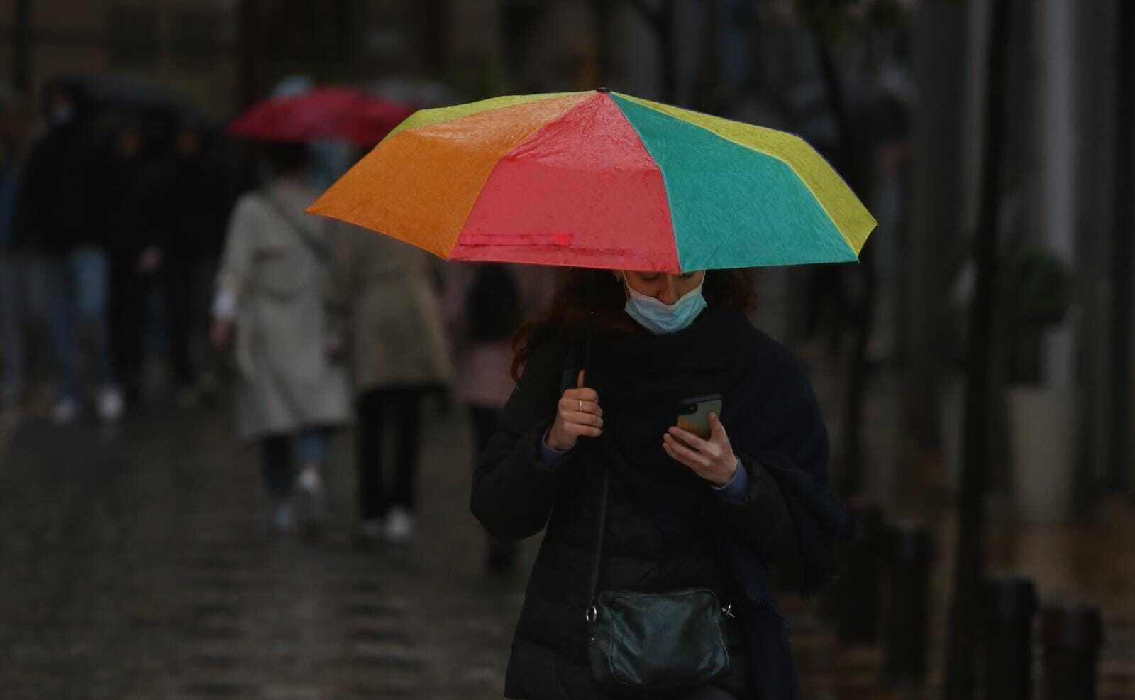 Mujer caminando por la calle durante las lluvias de la semana pasada en Málaga.