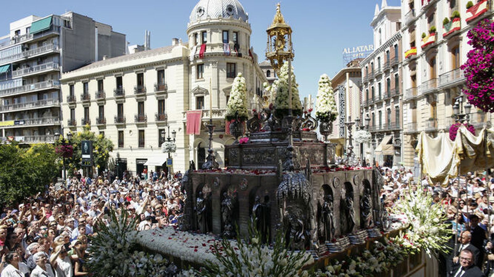 La Custodia a su entrada en Puerta Real desde Mesones.