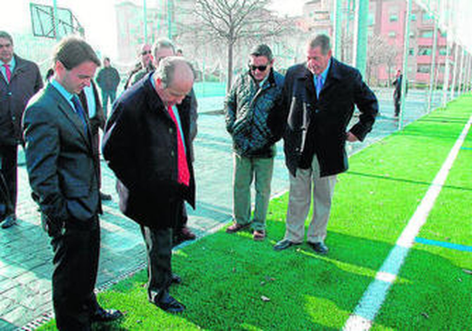 El alcalde comprueba el estado del césped artificial.