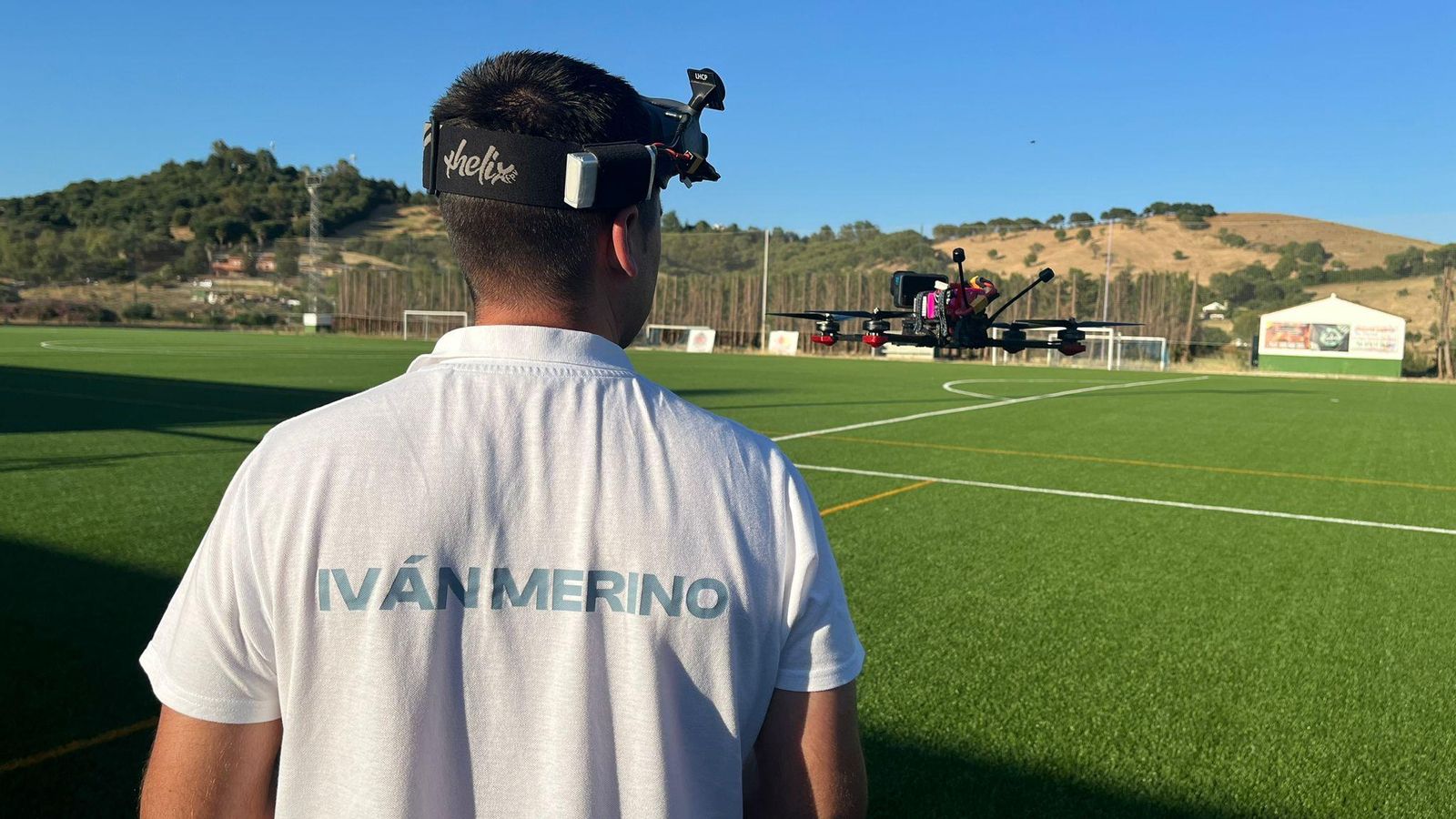 Iván Merino en el campo de fútbol donde entrena, en Jimena