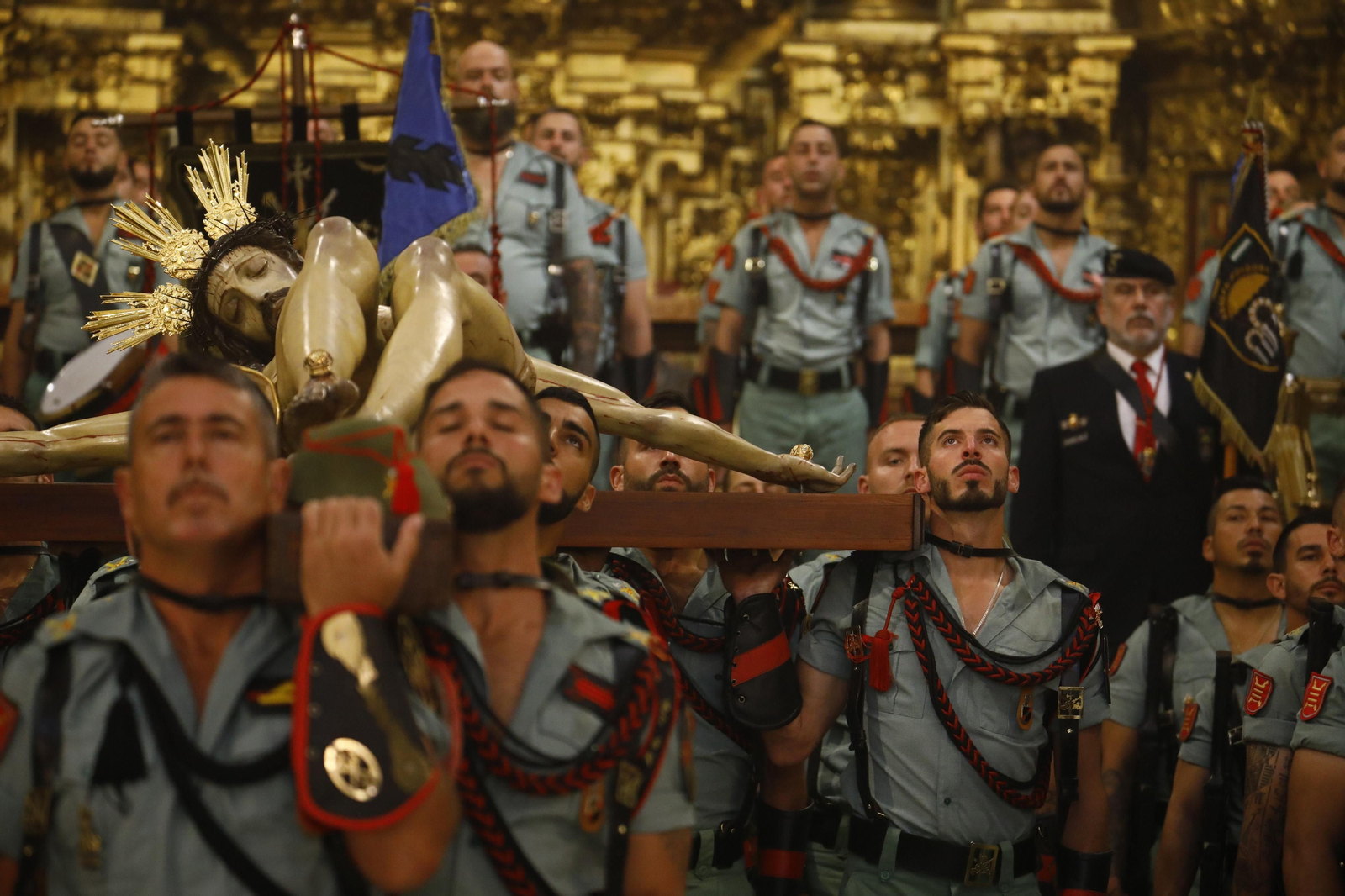 Las mejores imágenes del vía crucis de la Caridad de Córdoba con la Legión en este Viernes Santo
