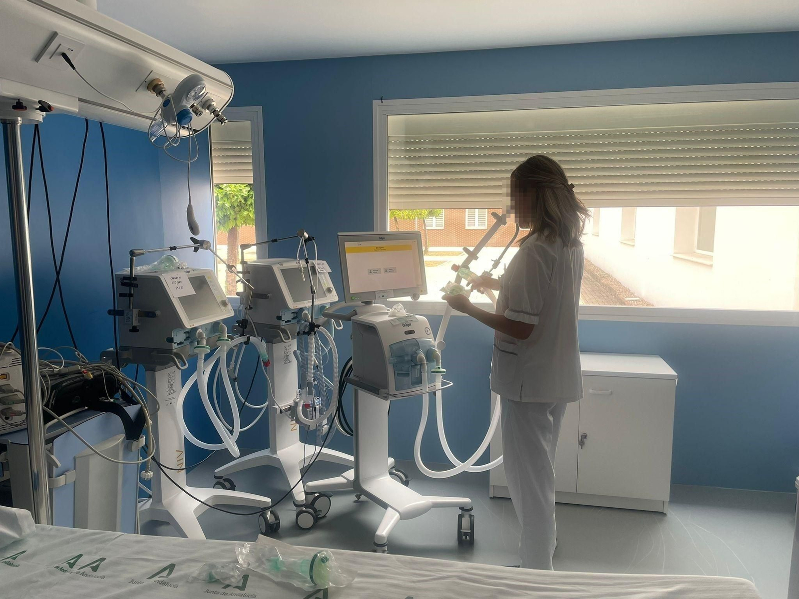 Personal sanitario junto a instrumental médico en una habitación de un hospital, en una imagen de archivo.
