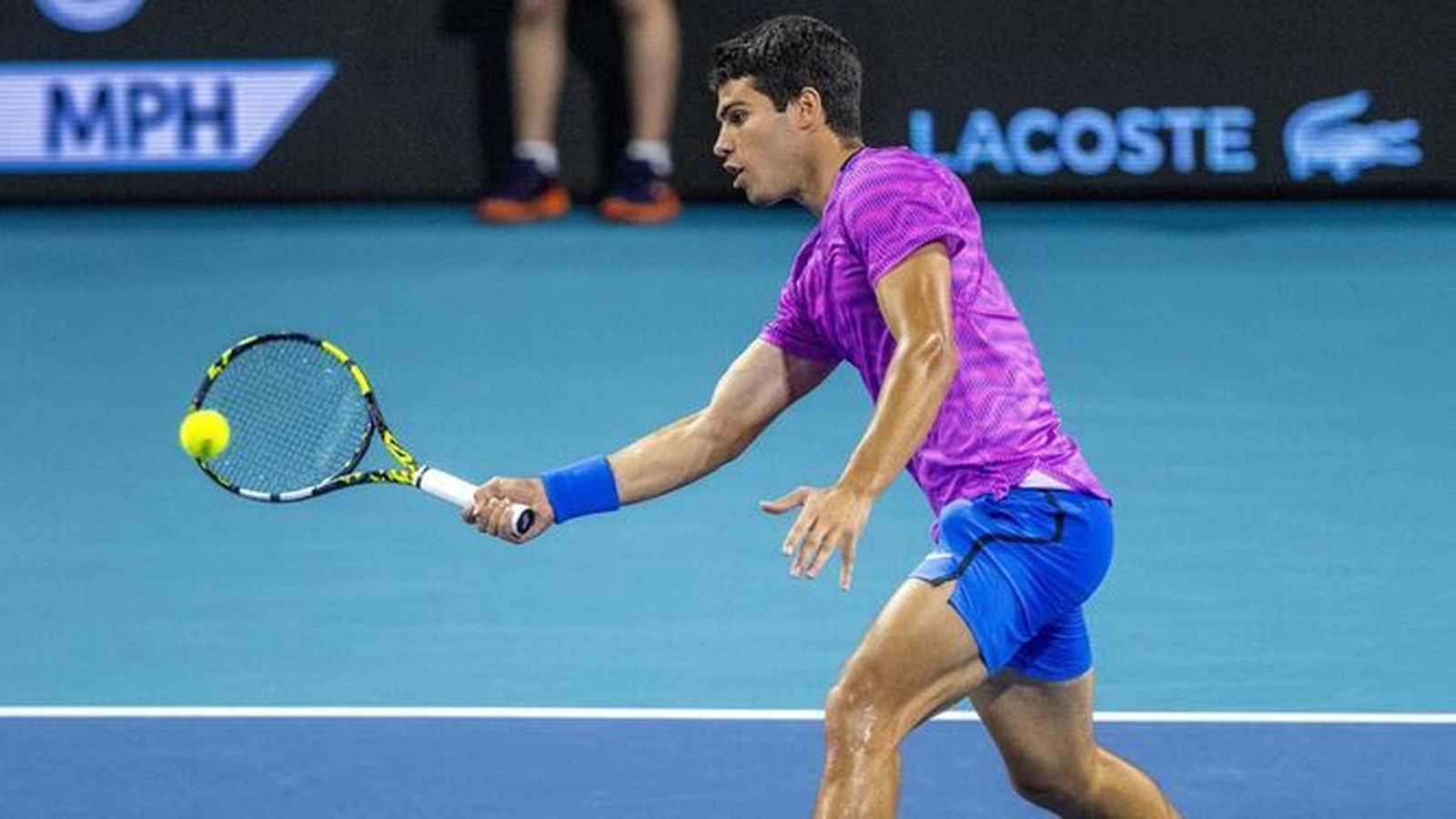 Alcaraz golpea una volea en una subida a la red en Miami.