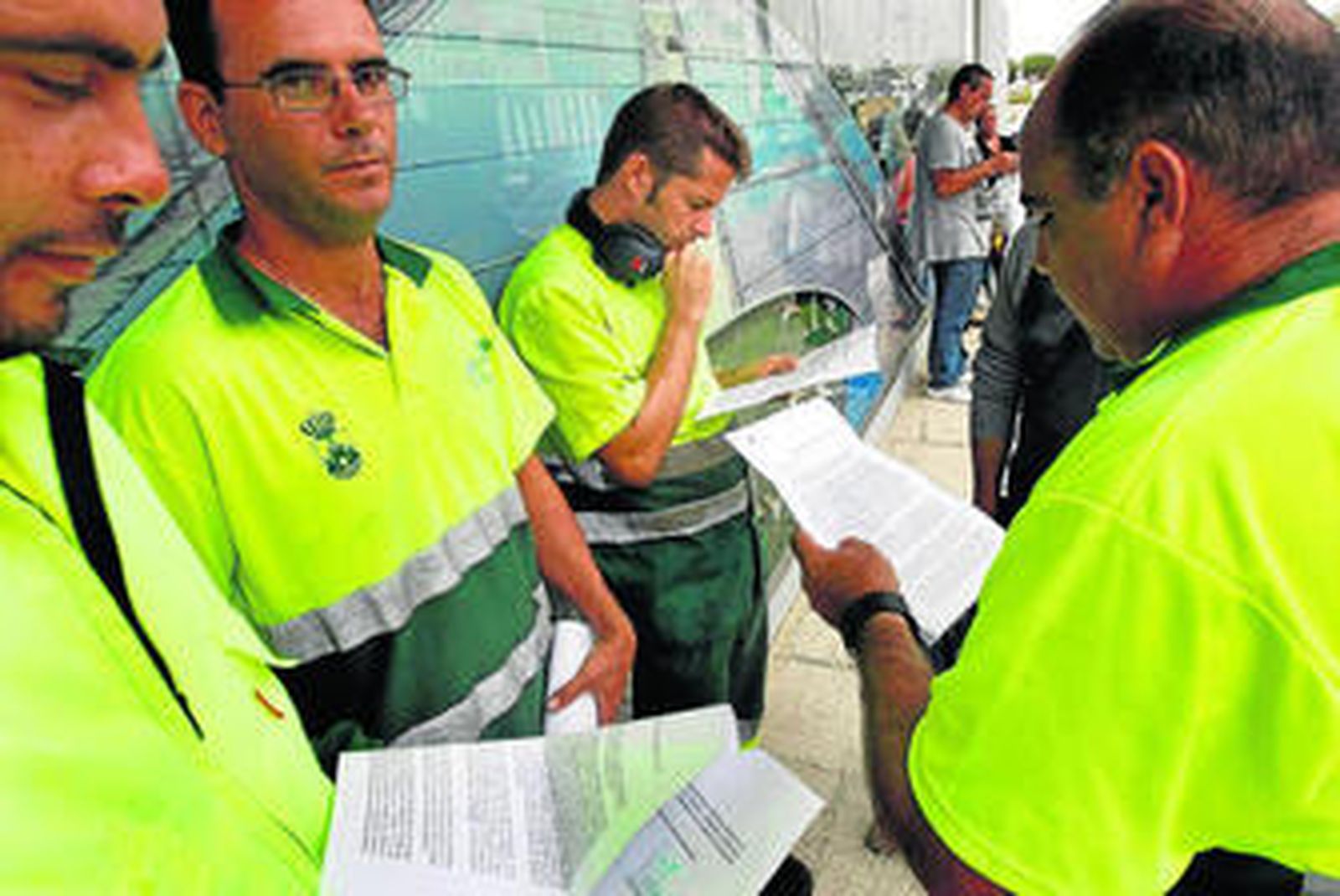 Algunos de los trabajadores de FCC con las cartas de despido.