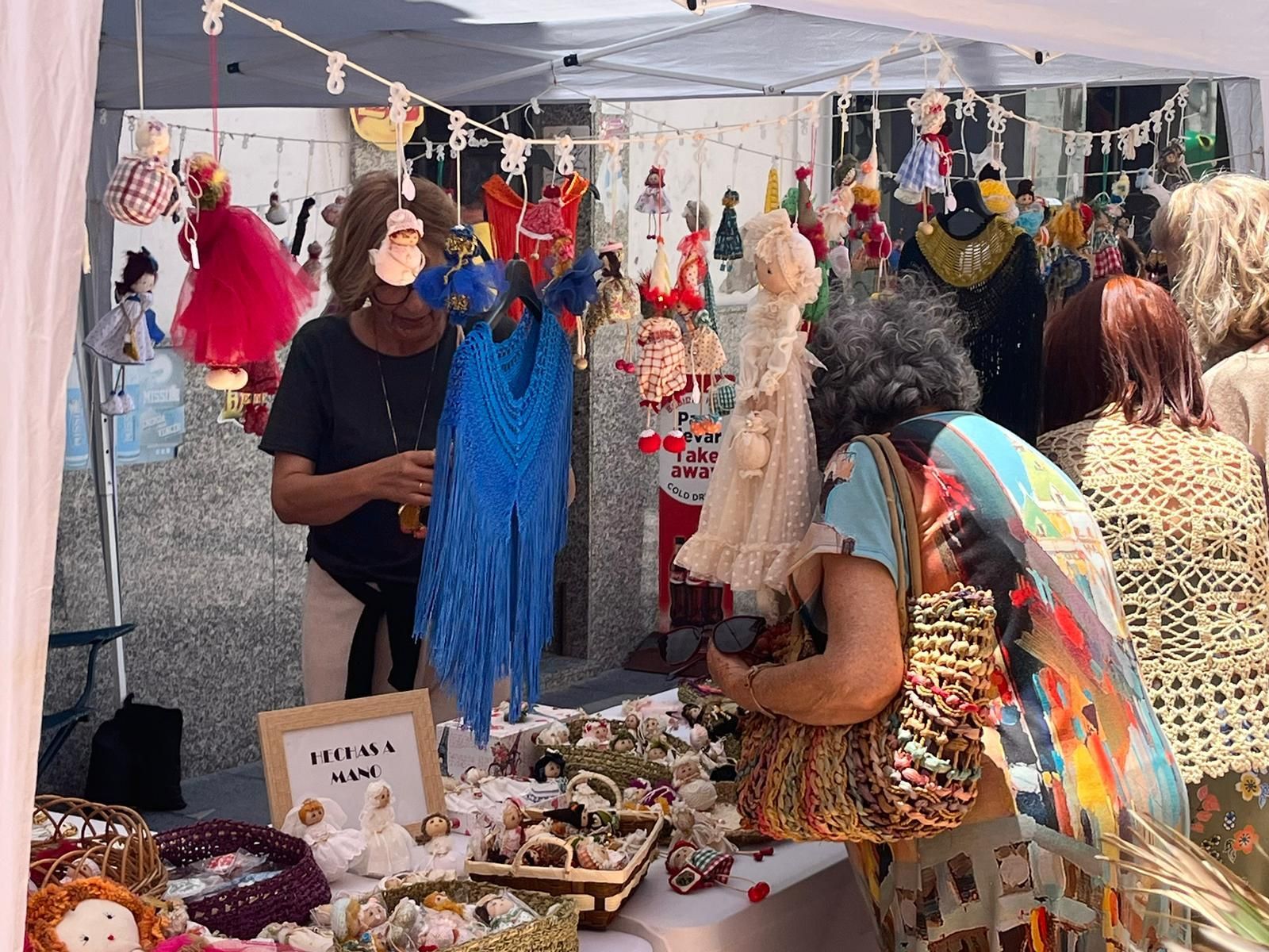 Uno de los puestos del Mercado de Arte en la calle Castelar.